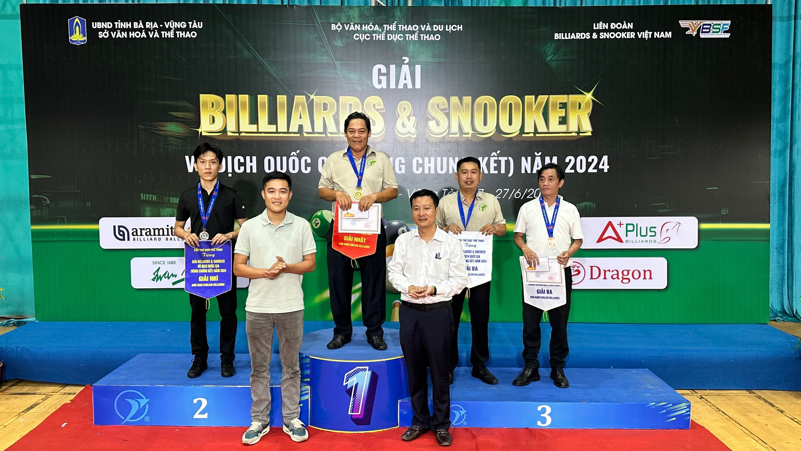 BTC trao giải cho các cơ thủ nội dung đơn nam English Billiard.