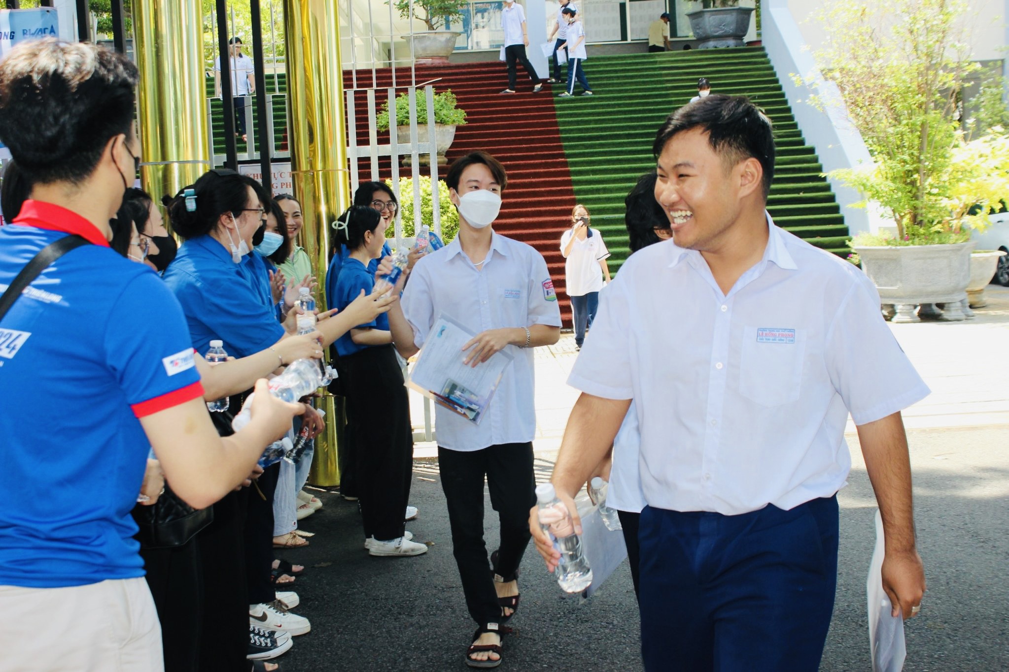 Thí sinh tại điểm thi THPT Đinh Tiên Hoàng (TP.Vũng Tàu) bước ra khỏi khu vực thi với nụ cười rạng rỡ. Ảnh: KHÁNH CHI