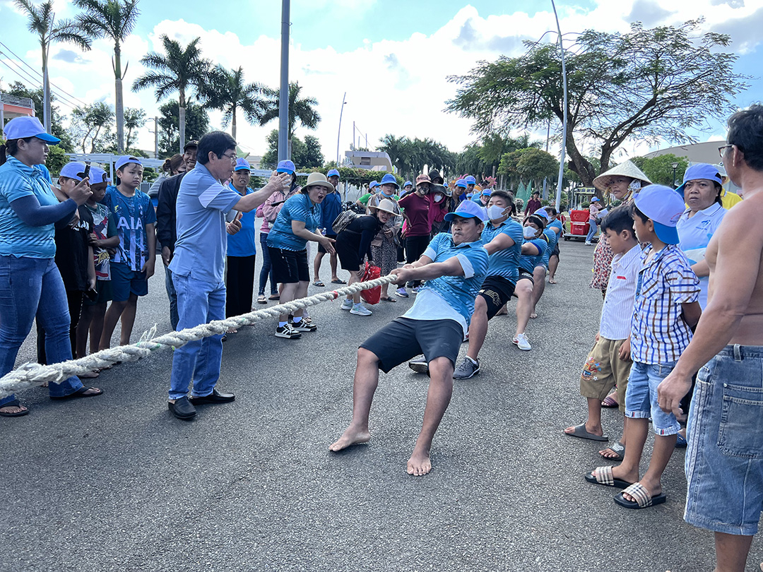 Kéo co là môn thể thao sôi nổi, luôn nhận được sự cổ vũ nhiệt tình từ khán giả. Trong ảnh: Các VĐV thi môn kéo co tại hội thao các dân tộc thiểu số tỉnh năm 2024.