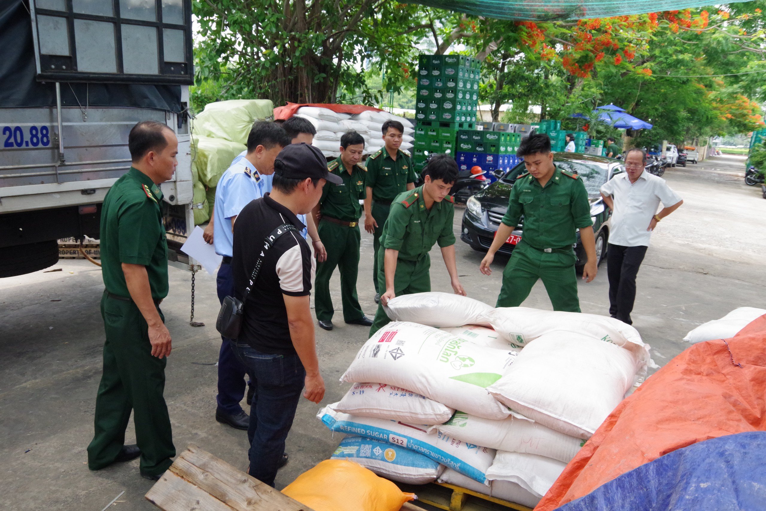 Lực lượng chức năng phát hiện 7 tấn hàng hóa không rõ nguồn gốc tại một cơ sở ở TP.Vũng Tàu.