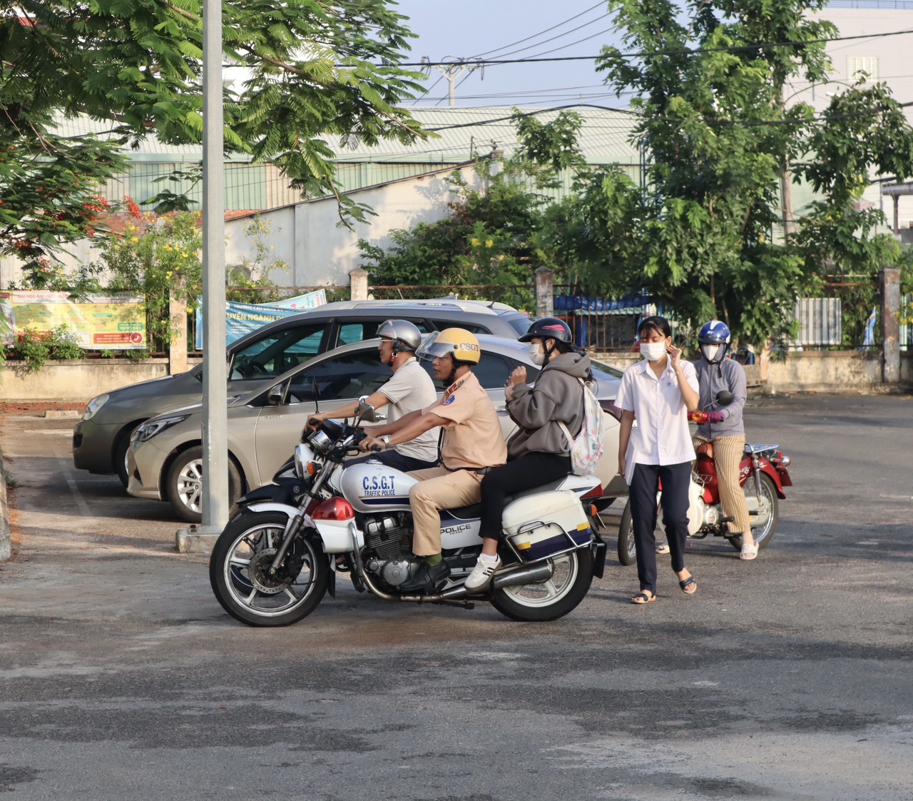 Lực lượng cảnh sát giao thông hỗ trợ một thí sinh bị hư xe khi đang trên đường đến điểm thi.