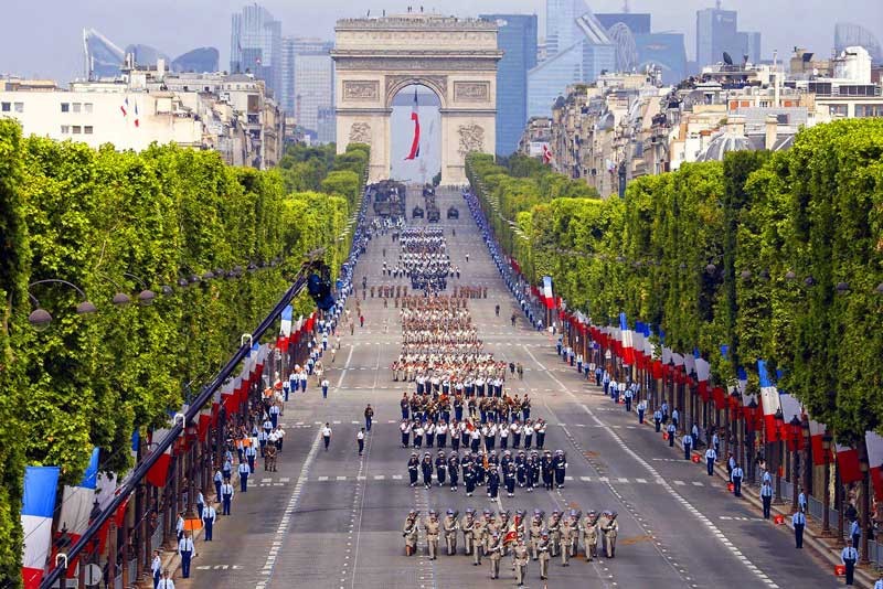 Đại lộ Champs Elysees là nơi chứng kiến những sự kiện vô cùng quan trọng của nước Pháp, là nơi diễn ra nhiều cuộc diễu hành quân sự, là đích cuối cùng của cuộc đua xe đạp vòng quanh nước Pháp.