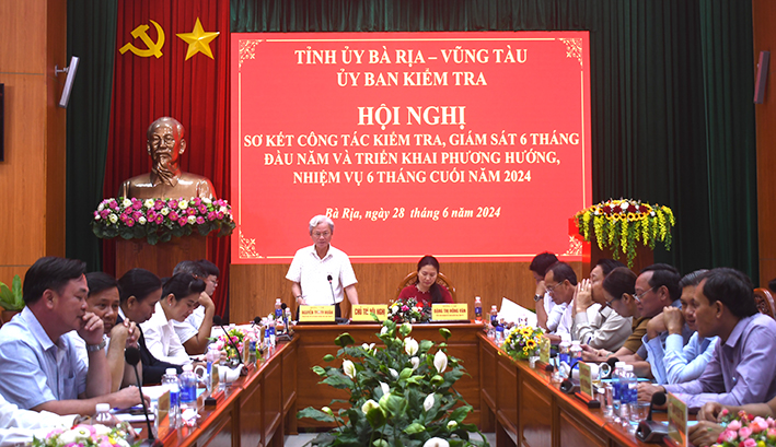 Ông Nguyễn Thanh Huấn, Phó Chủ nhiệm Thường trực Ủy Ban Kiểm tra Tỉnh ủy phát biểu kết luận hội nghị.