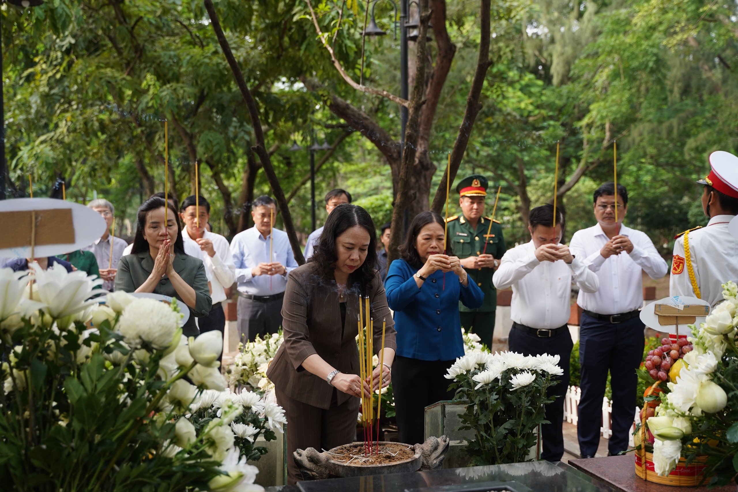 Phó Chủ tịch nước Võ Thị Ánh Xuân viếng Nghĩa trang Hàng Dương