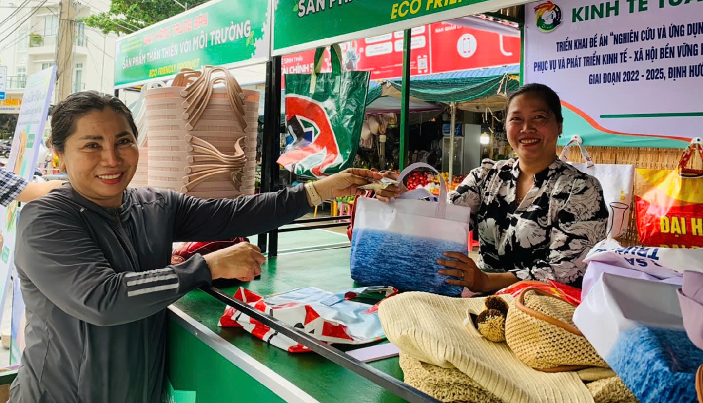 Trưng bày sản phẩm thân thiện môi trường tại chợ Côn Đảo