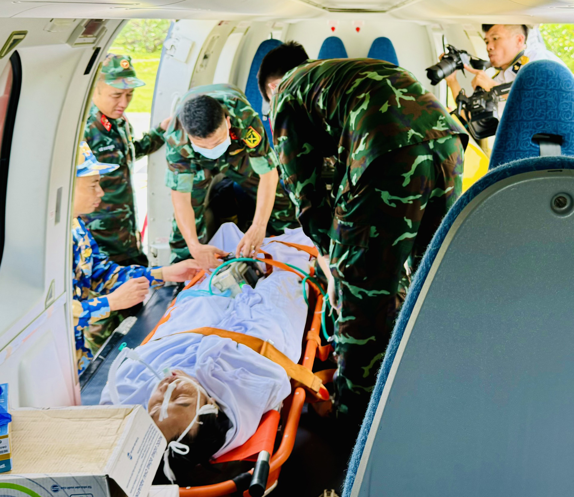 Trực thăng đưa bệnh nhân từ đảo Song Tử Tây về đất liền cấp cứu