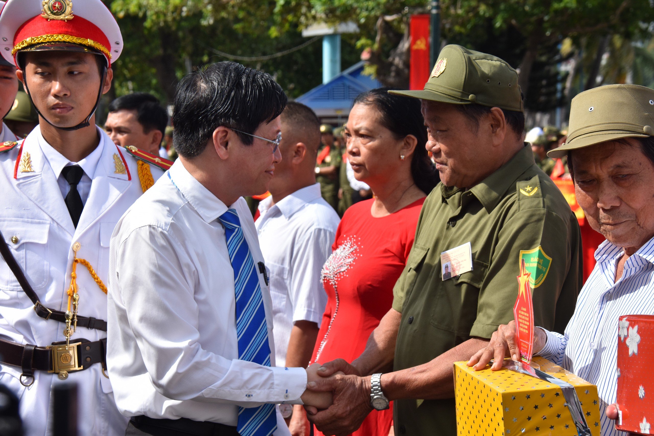 Ông Lê Ngọc Khánh, Phó Chủ tịch UBND tỉnh tặng quà các cá nhân tiêu biểu trong phong trào toàn dân bảo vệ an ninh Tổ quốc.