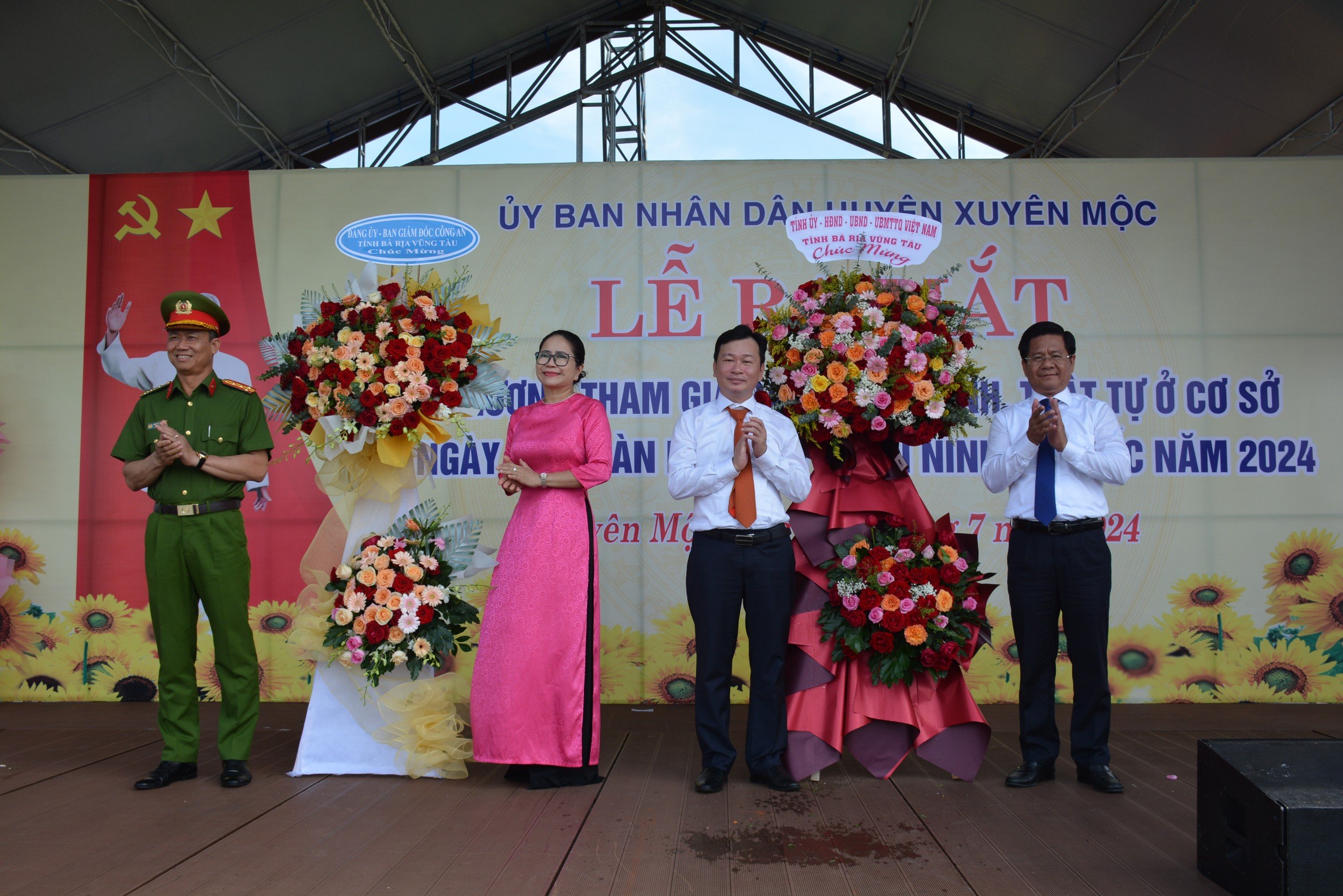 Ông Bùi Chí Thành, Chủ tịch Ủy ban MTTQ Việt Nam tỉnh (bìa phải) cùng lãnh đạo Công an tỉnh tặng hoa chúc mừng buổi lễ ra mắt tại huyện Xuyên Mộc. Ảnh: TRẦN TIẾN