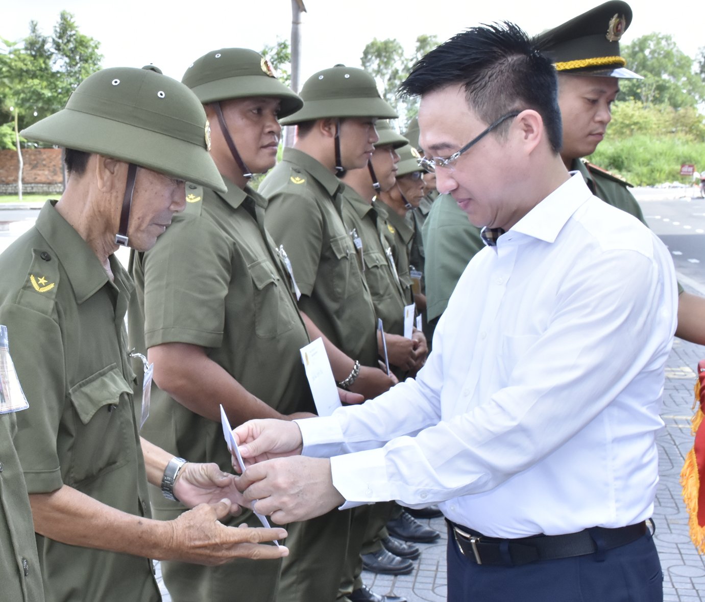 Ông Đặng Minh Thông, Ủy viên BTV Tỉnh ủy, Phó Chủ tịch UBND tỉnh tặng 10 suất quà động viên quần chúng nhân dân có thành tích xuất sắc, tiêu biểu trong phong trào Toàn dân bảo vệ ANTQ có hoàn cảnh khó khăn và gia đình chính sách trên địa bàn TX. Phú Mỹ.