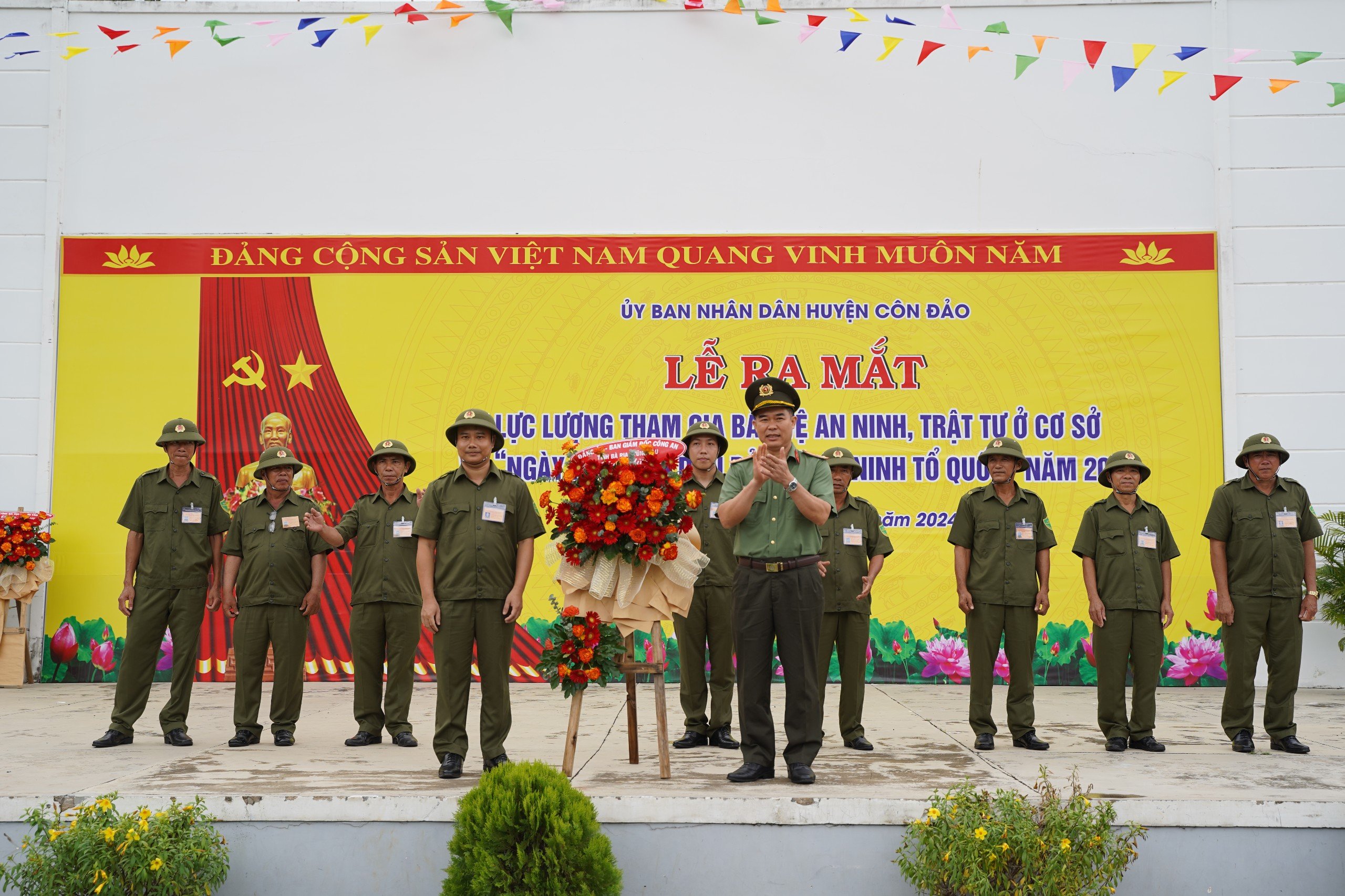 Đại diện Công an tỉnh tặng hoa chúc mừng lễ ra mắt lực lượng tham gia bảo vệ ANTT tại cơ sở huyện Côn Đảo. 