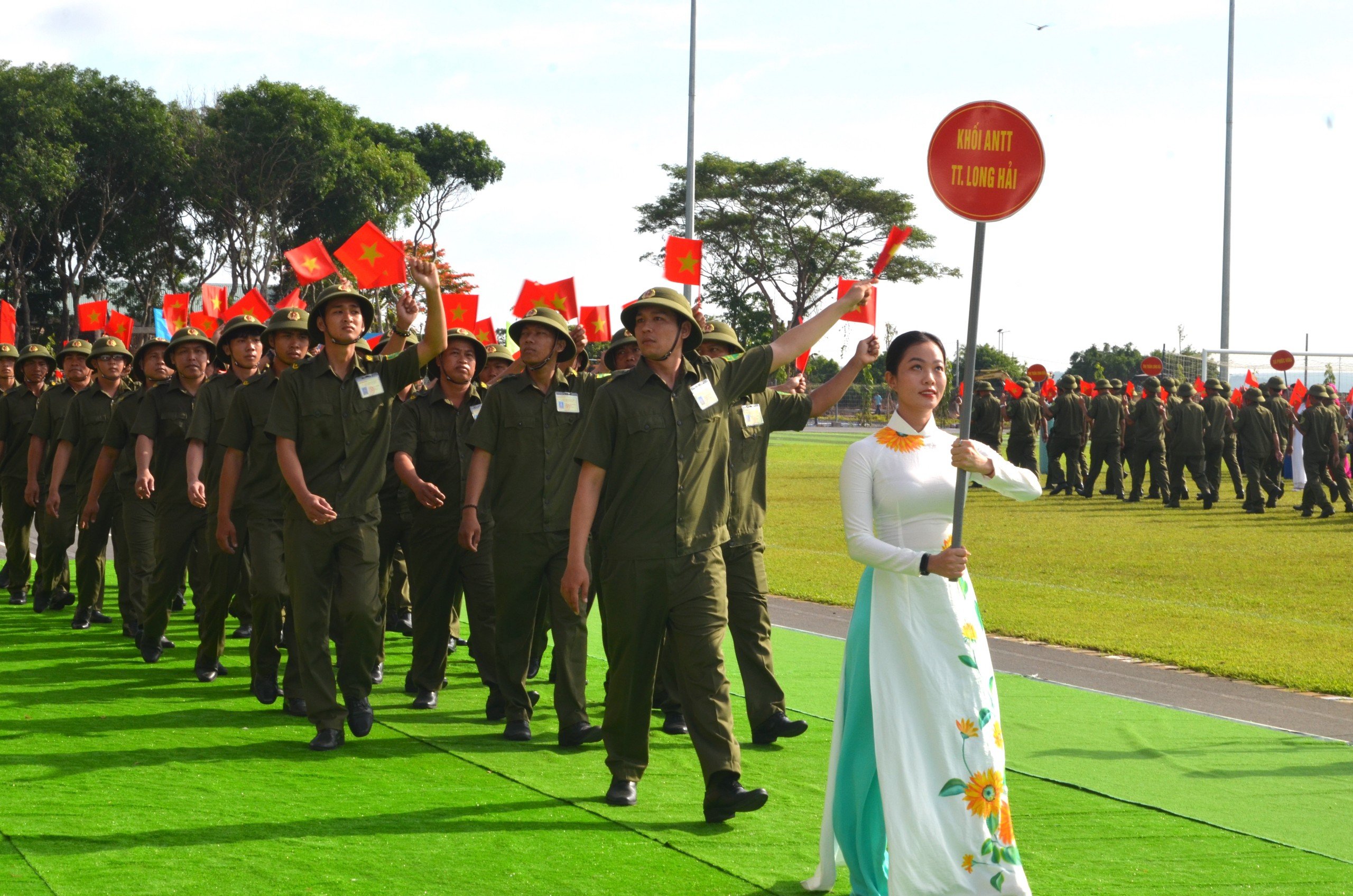 Các lực lượng diễu hành lễ ra mắt tại huyện Long Điền. 