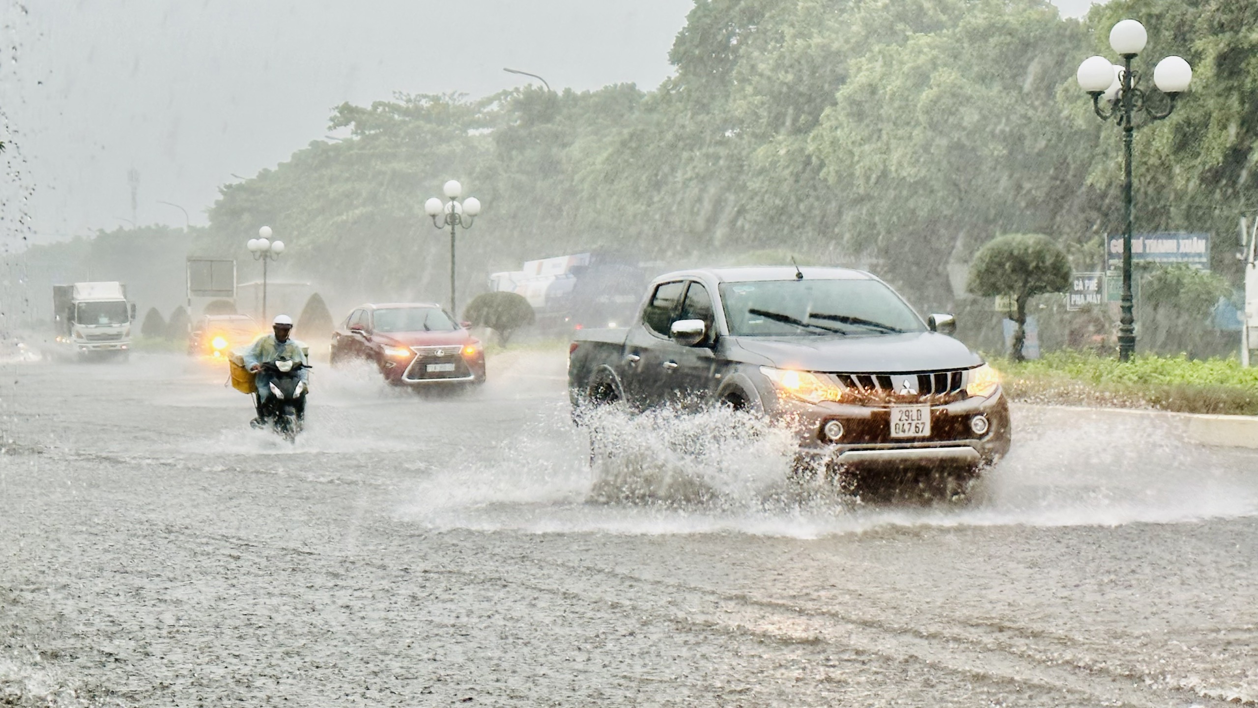 Mưa lớn gây ngập sâu trên tuyến đường Võ Nguyên Giáp, TP. Vũng Tàu