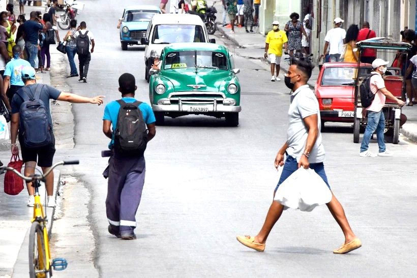 Người dân di chuyển trên đường phố tại La Habana, Cuba.