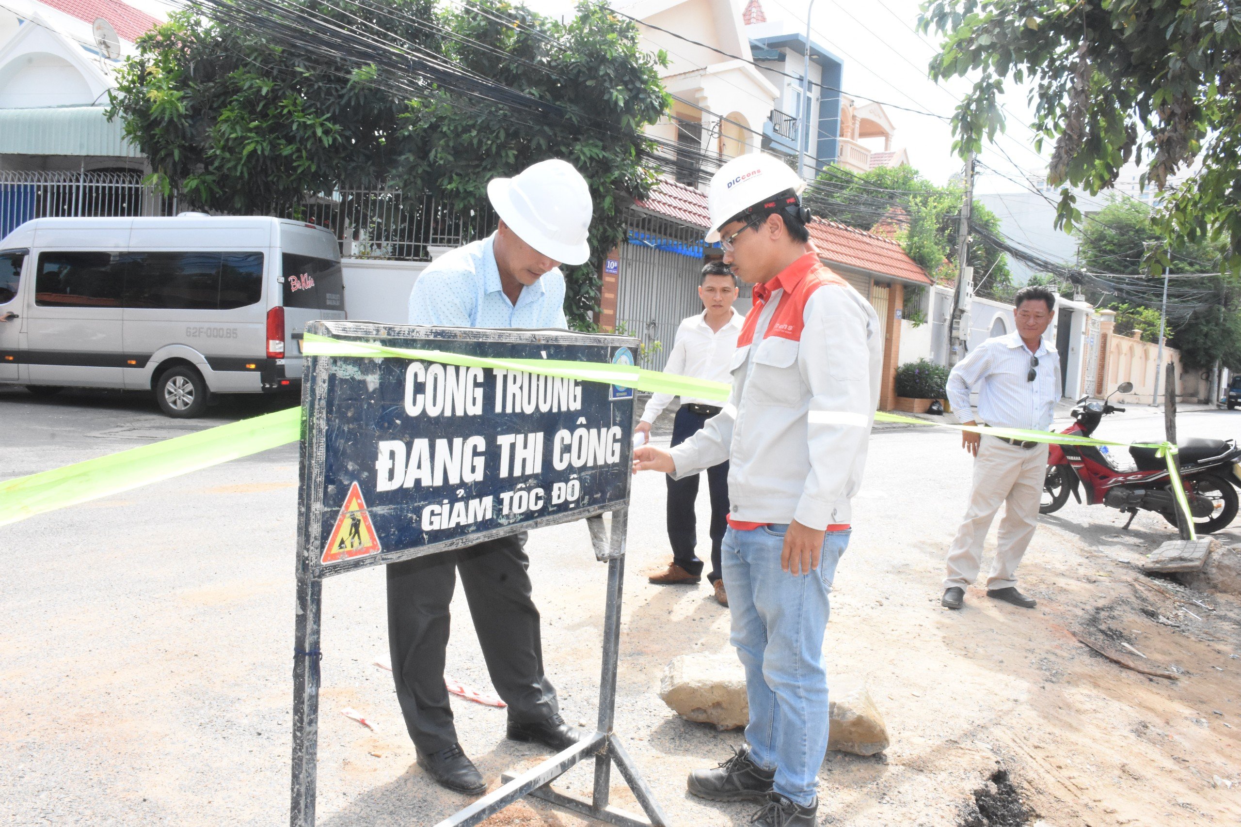 Đơn vị thi công cũng lắp dựng thêm các bảng thông báo công trình đang thi công, chăng thêm dây và đèn phát sáng vào buổi tối.