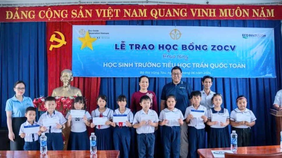 Đại diện lãnh đạo ZOCV trao học bổng cho học sinh trường Tiểu học Trần Quốc Toản.