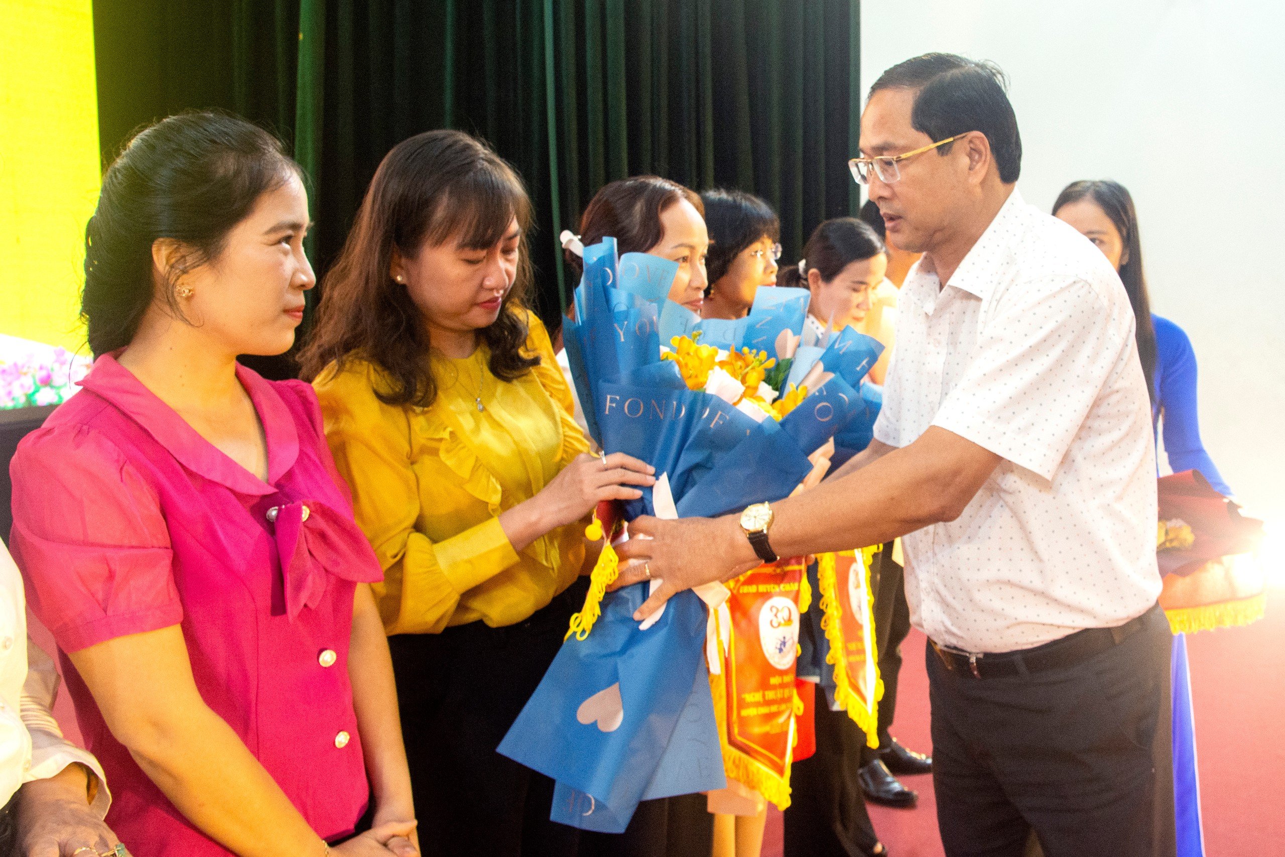 Ông Nguyễn Tấn Bản, Chủ tịch UBND huyện Châu Đức tặng hoa đến đại diện các đội dự thi hội diễn.