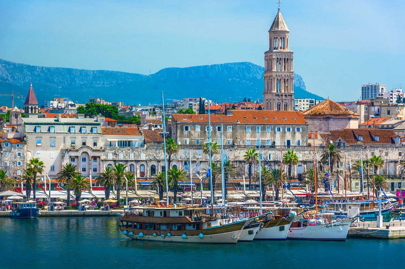 Split nằm dọc bờ biển Adriatic, là điểm đến pha trộn nét cổ xưa với những bãi biển, cuộc sống về đêm sôi động.