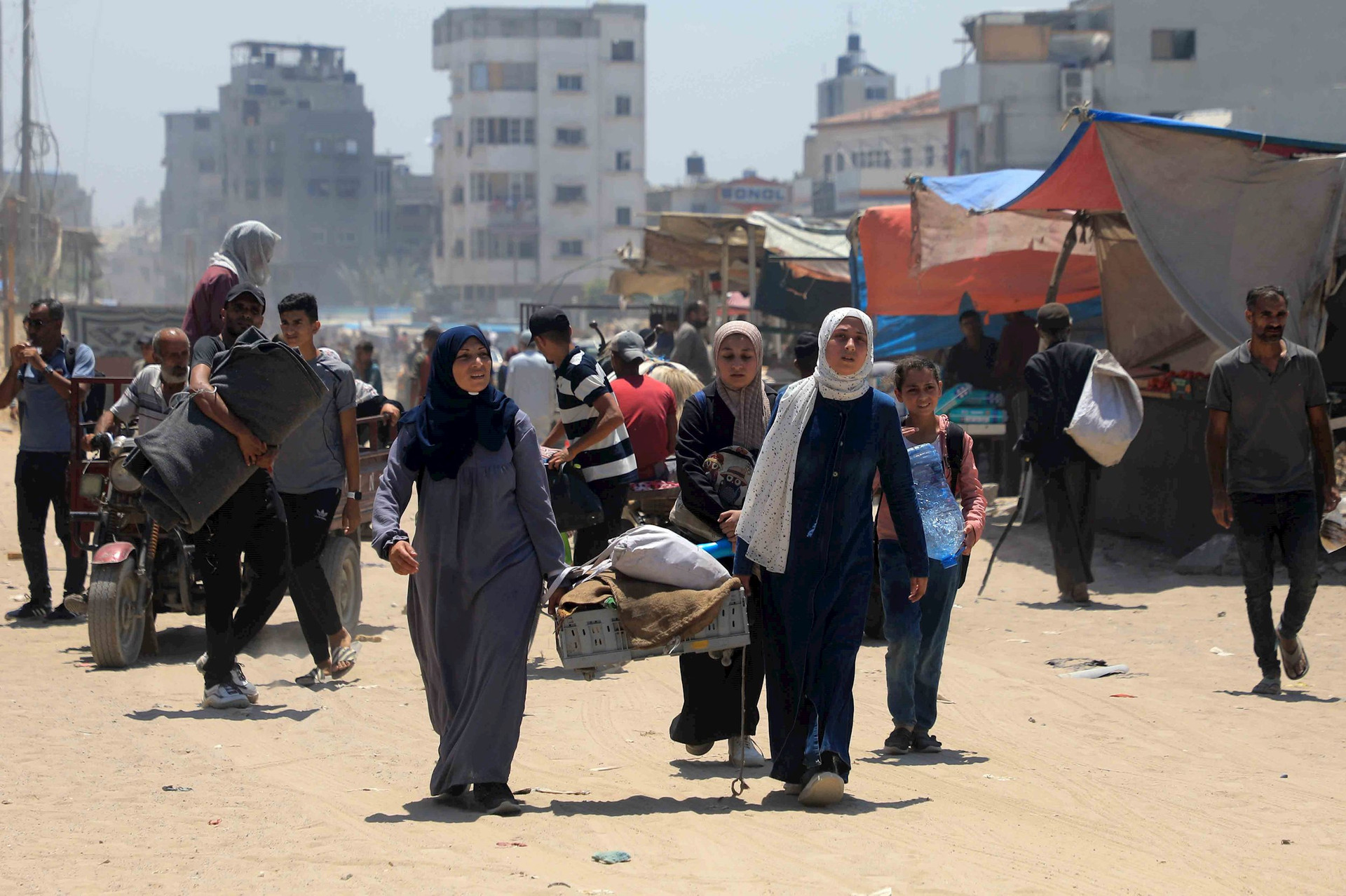 Người dân Palestine sơ tán khỏi khu vực phía Đông thành phố Khan Younis, miền Nam Dải Gaza.