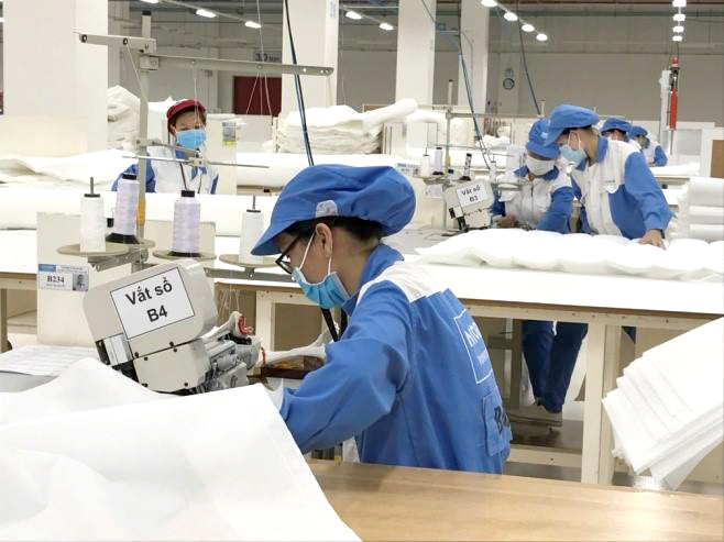 NLĐ doanh nghiệp chế xuất Nitori Việt Nam - Chi nhánh Bà Rịa - Vũng Tàu trong giờ sản xuất.