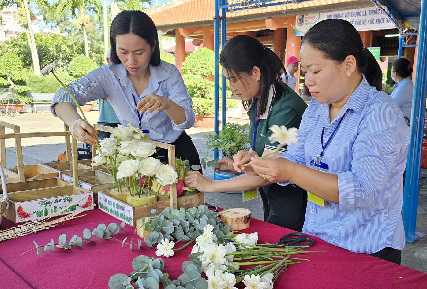 Nhân viên Trung tâm Bảo tồn di tích quốc gia Côn Đảo hỗ trợ du khách sắp giỏ lễ thân thiện môi trường. 