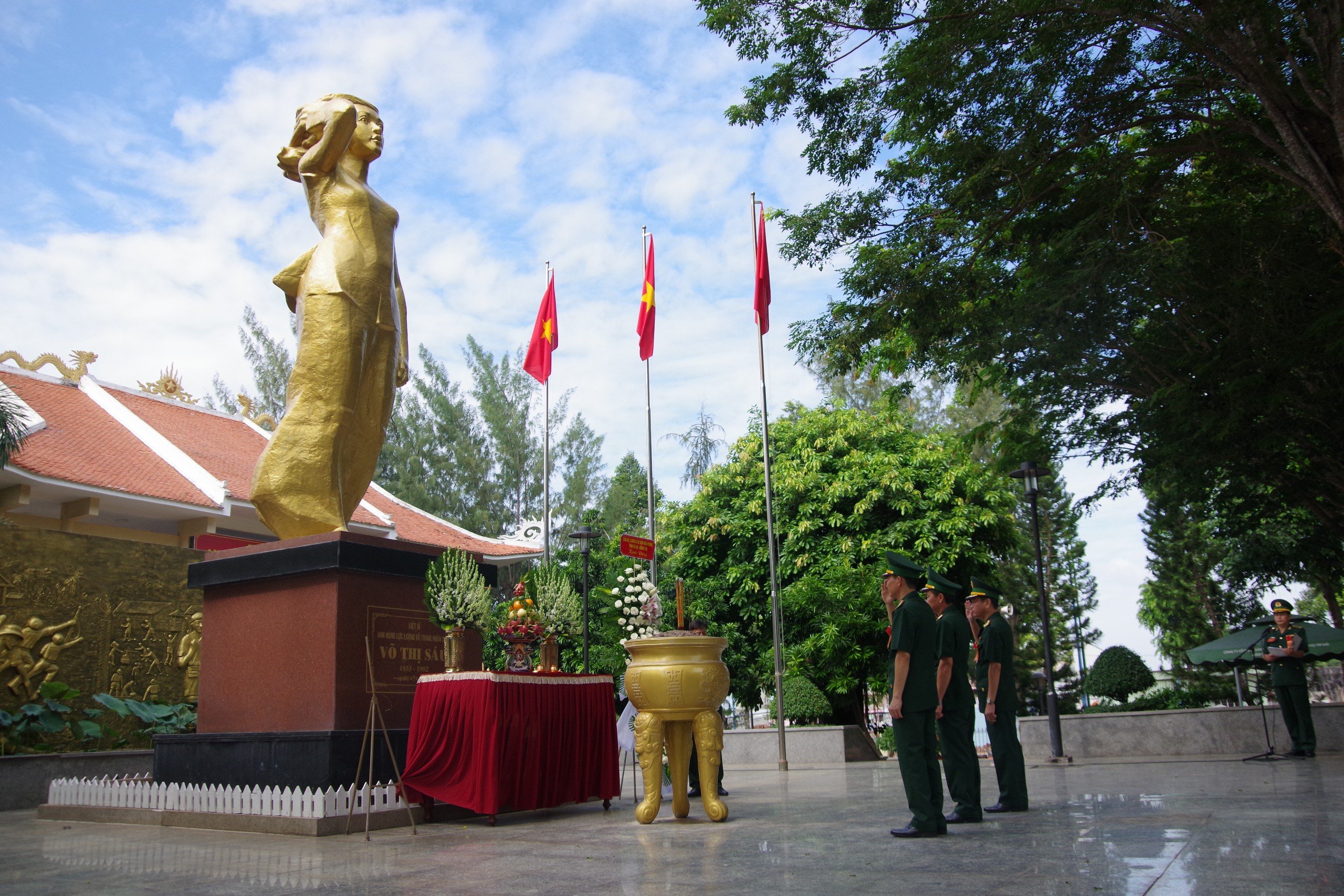 Lãnh đạo Bộ Chỉ huy BĐBP tỉnh dâng hương trước Tượng đài Anh hùng liệt sĩ Võ Thị Sáu.