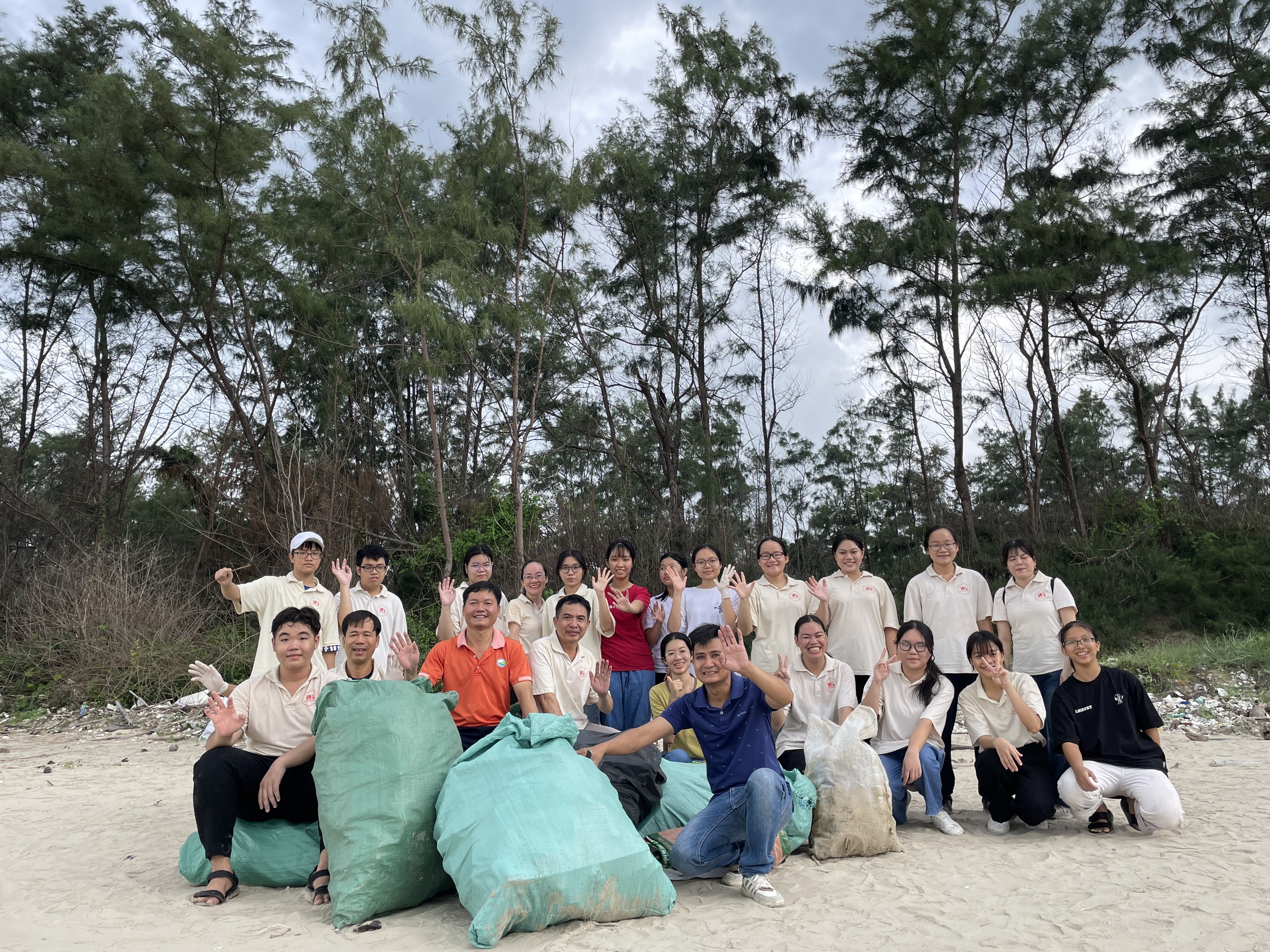 Các thành viên tham gia làm sạch bãi biển chụp hình lưu lại hình ảnh các bao rác đã được thu gom,