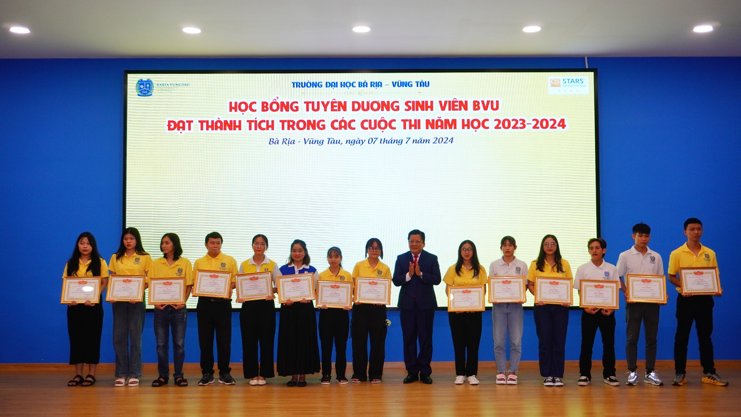 BVU trao học bổng tuyên dương SV đạt thành tích xuất sắc trong học tập.