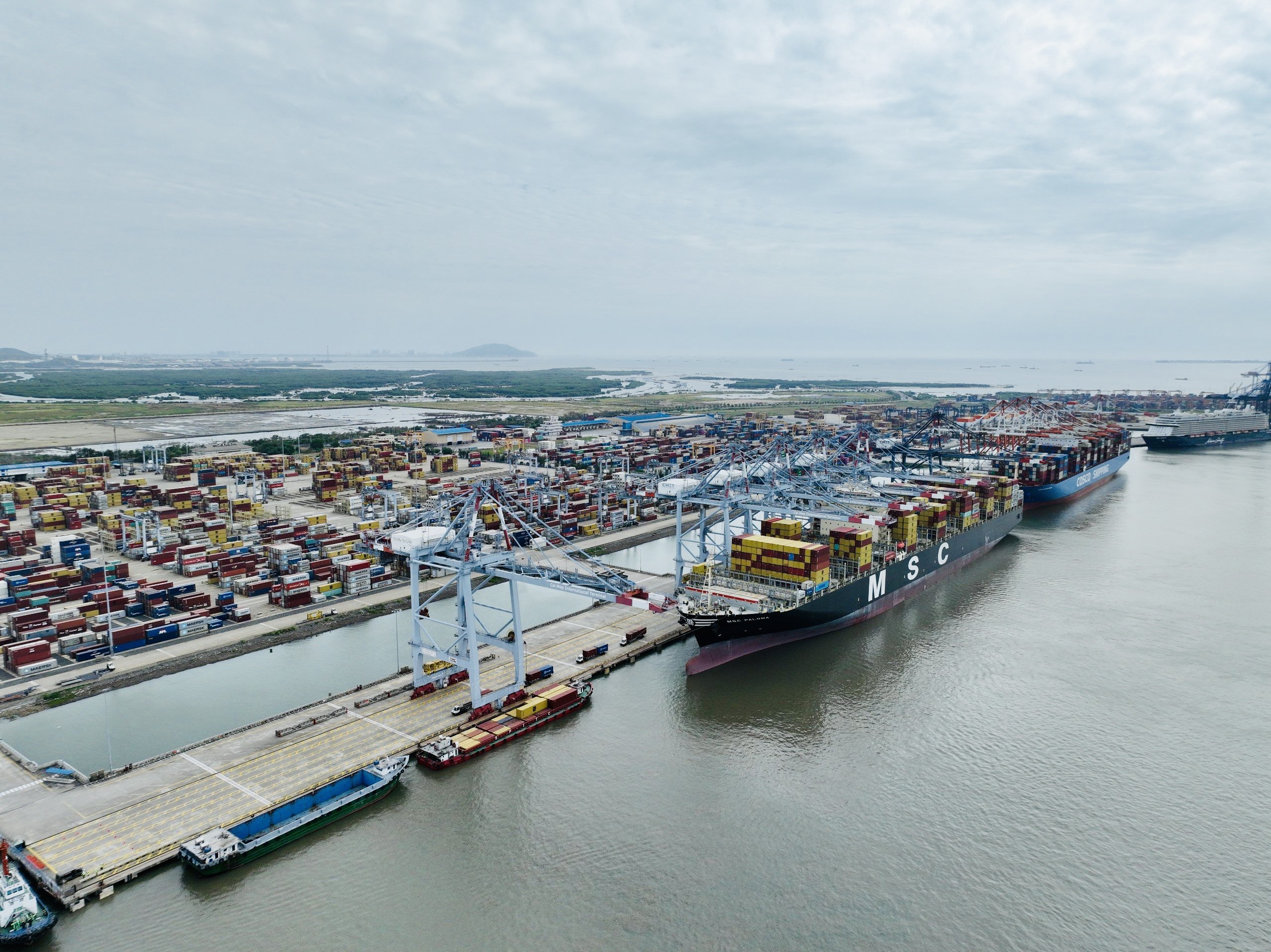 Tháng 5/2024 Bộ GT-VT đã chấp thuận cho cảng CMIT tiếp nhận tàu container có trọng tải đến 214.121 DWT giảm tải.  Trong ảnh: Tàu cập cảng làm hàng tại cảng CMIT.