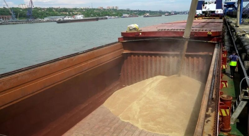 Chuyển ngũ cốc lên tàu tại cảng Rostov-on-Don, Nga.