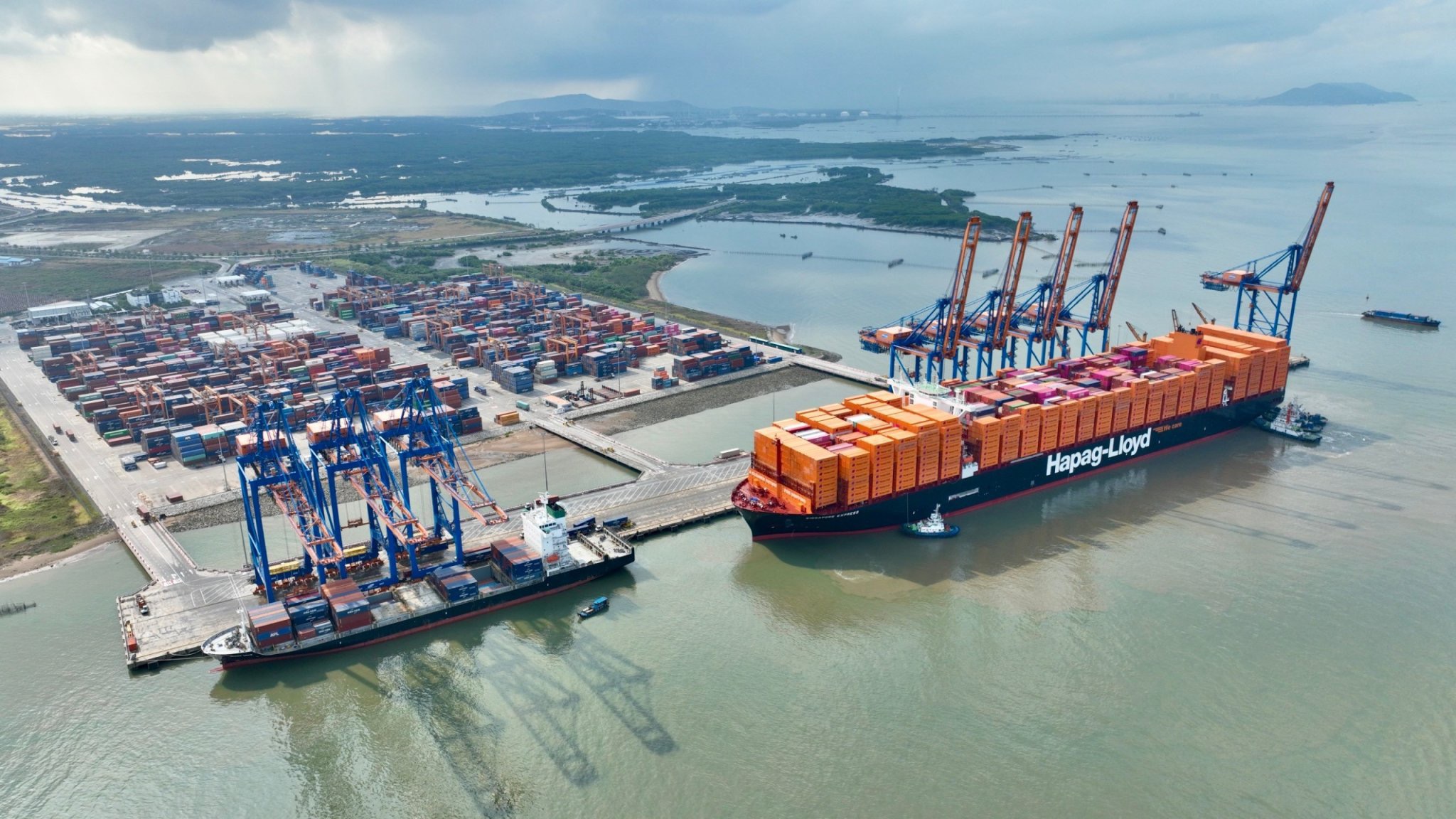 Từ đầu năm đến nay, CM-TV đã đón 30 lượt siêu tàu container cập cảng làm hàng.  Trong ảnh: Siêu tàu SINGAPORE EXPRESS chiều dài 400m, sức chở 23.660 TEU cậpcảng Gemalink vào tháng 5 vừa qua.