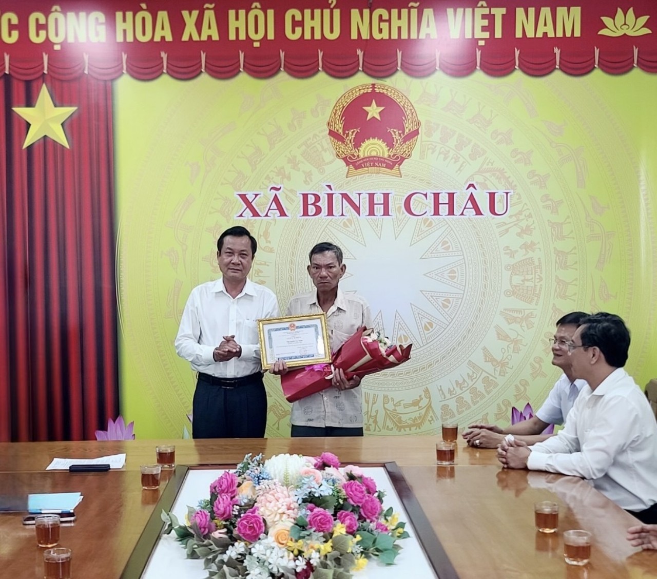 Ông Nguyễn Hữu Lộc, Phó Chủ tịch UBND huyện Xuyên Mộc trao giấy khen cho ông Nguyễn Văn Thanh vì hành động dũng cảm cứu người.