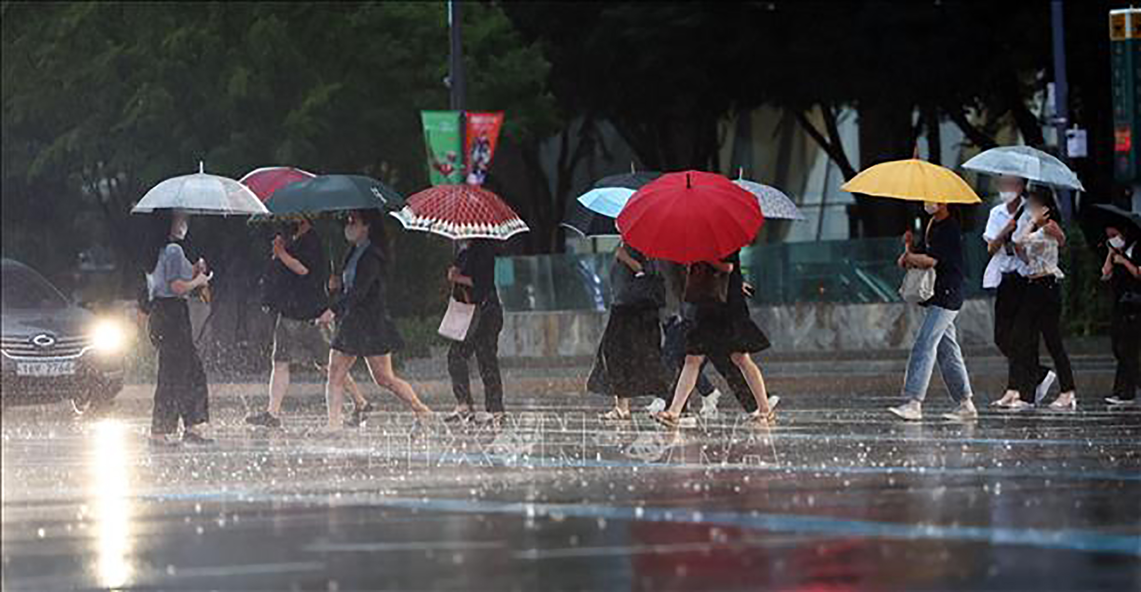 Người dân di chuyển dưới trời mưa tại Seoul, Hàn Quốc.