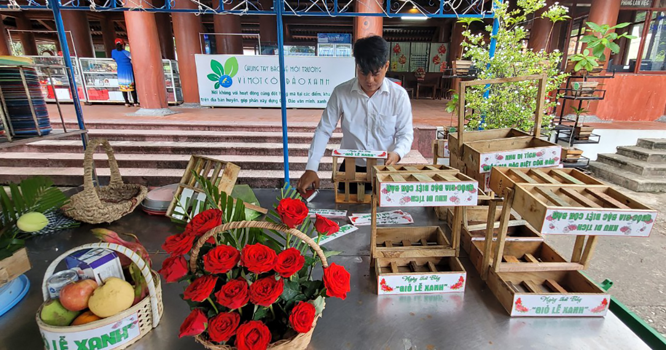 Điểm hướng dẫn soạn Giỏ lễ xanh phía trước Nghĩa trang Hàng Dương.