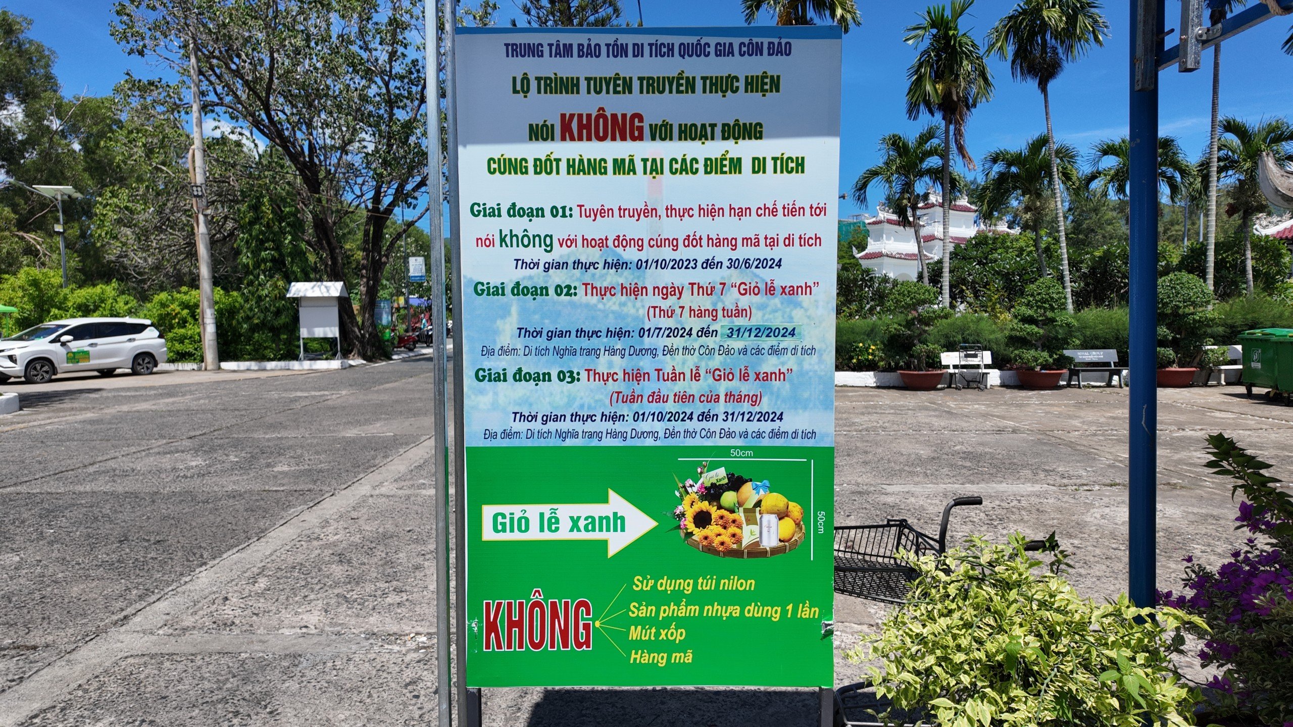 Bảng tuyên truyền lộ trình Giỏ lễ xanh đặt ngay lối vào Nghĩa trang Hàng Dương.