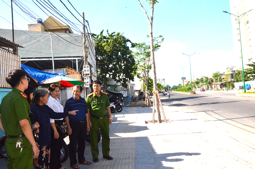 Công an phường 3 và cán bộ khu phố thông tin, tuyên truyền đến người dân về dự án đường Thống Nhất (nối dài).