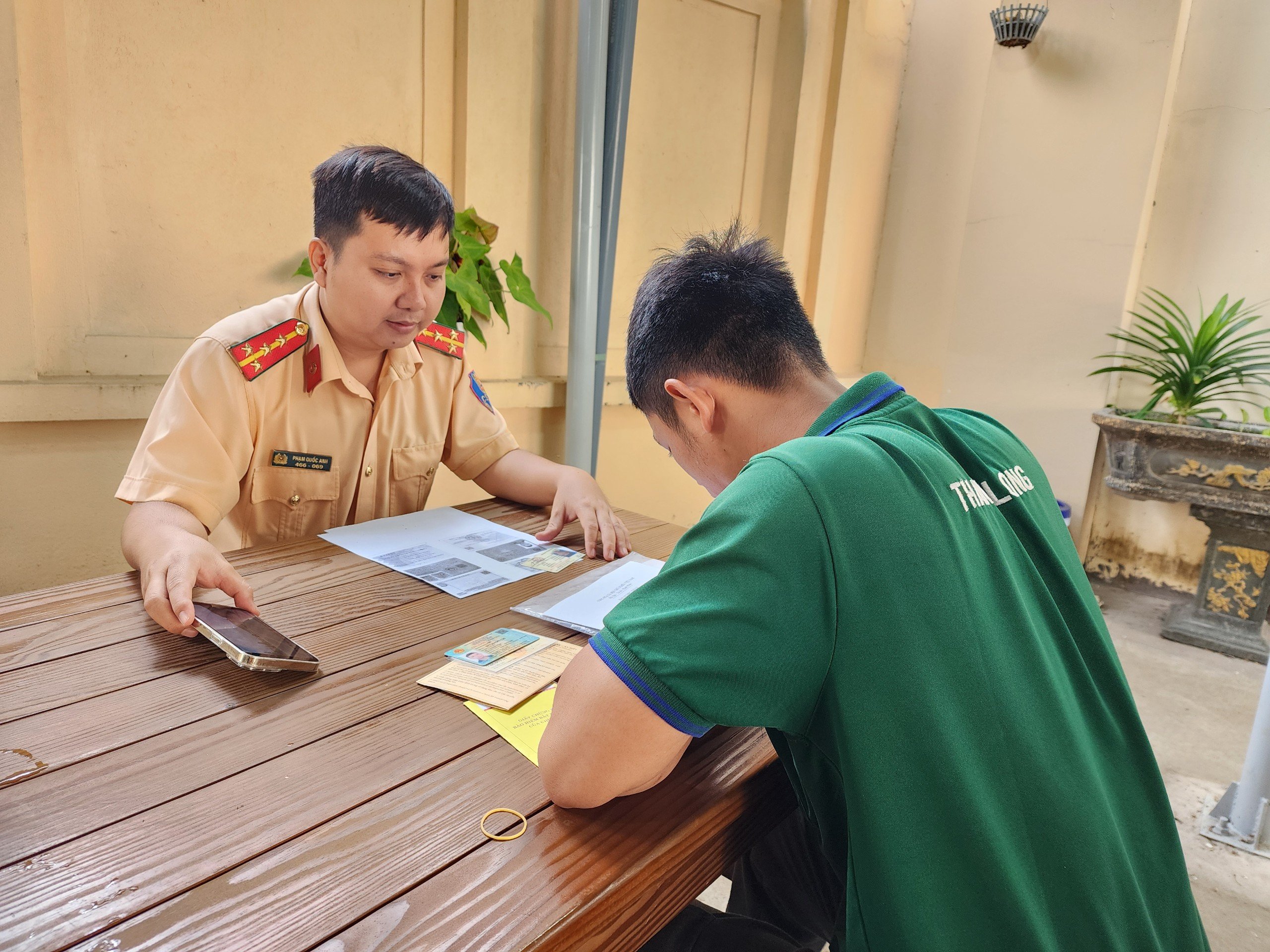 Cán boioj Đội CSGT và Trật tự-Công an TP.Bà Rịa làm việc với ông T.