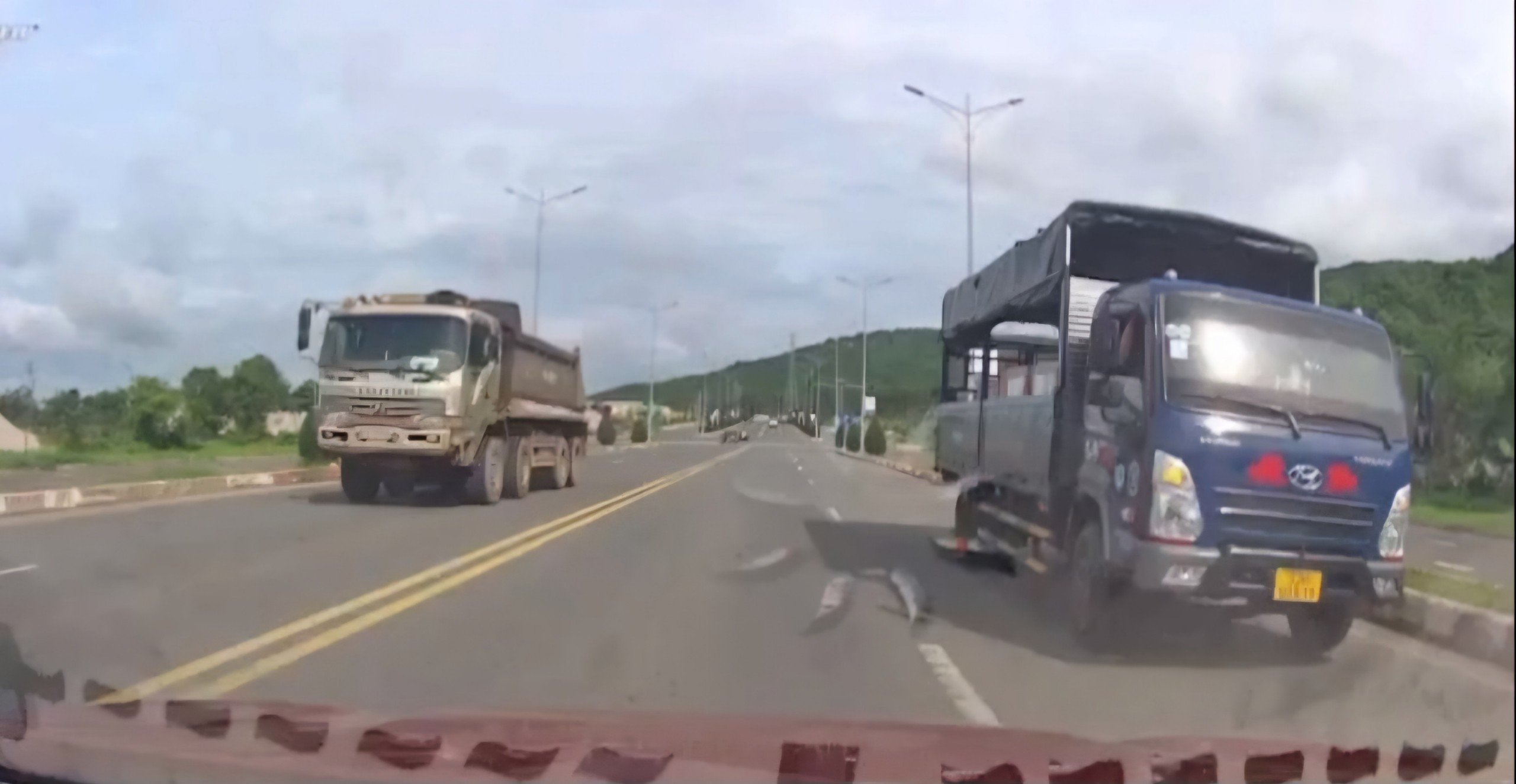 Xe ô tô tải (màu xanh) do ông T. điều khiến lấn làn gây nguy hiểm cho các phương tiện khác.