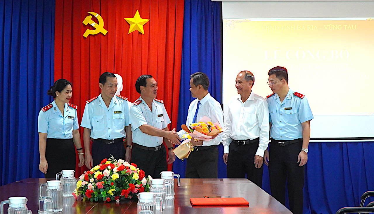 Tập thể lãnh đạo Thanh tra tỉnh và đại biểu chúc mừng ông Lê Văn Lâm nhận nhiệm vụ mới.