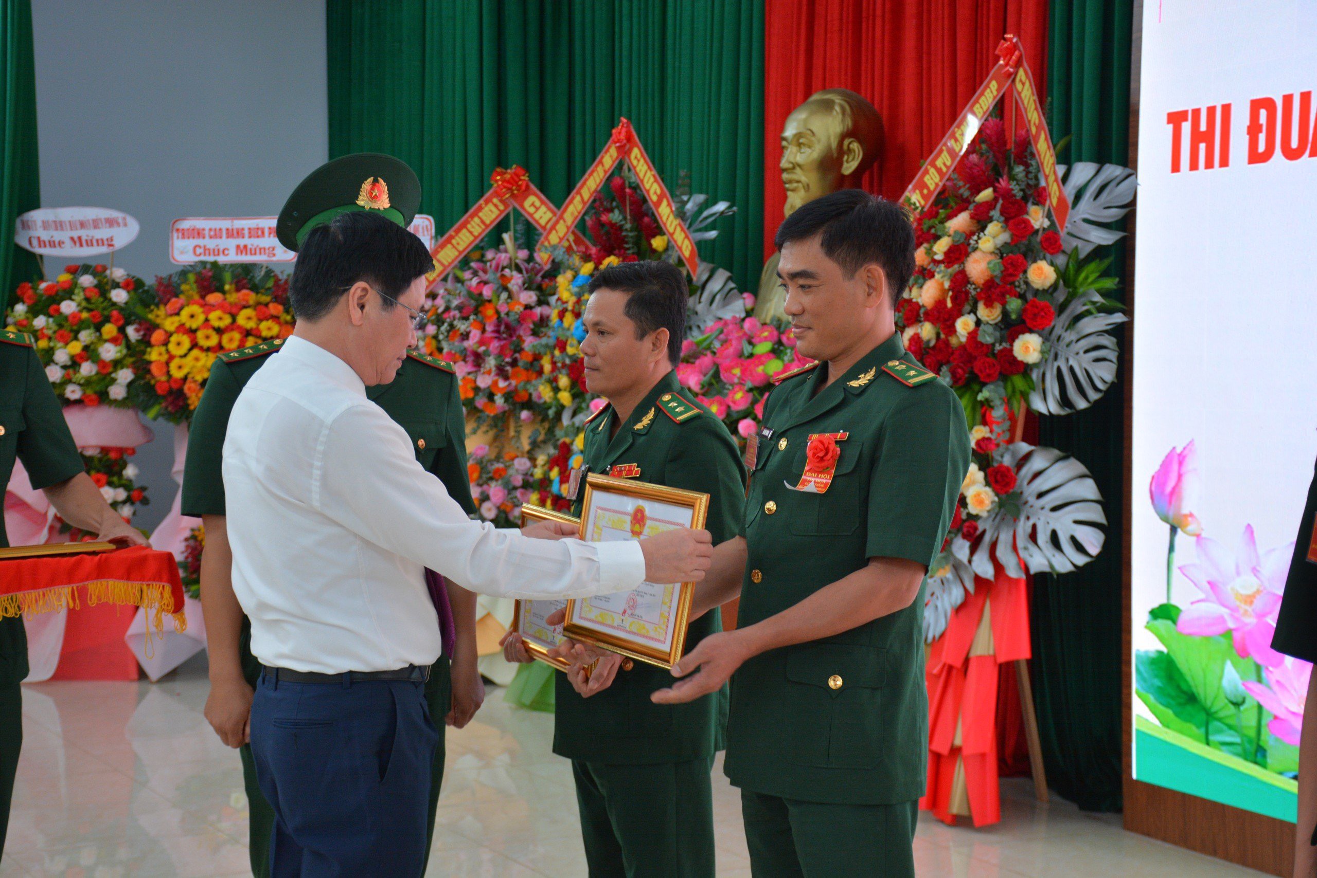 Ông Lê Ngọc Khánh, Phó Chủ tịch UBND tỉnh tặng bằng khen cho các cá nhân, tập thể có thành tích xuất sắc trong phong trào TĐQT.