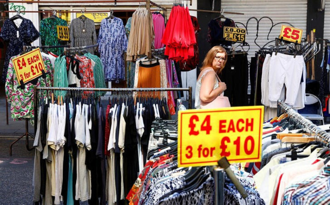 Chợ phố Petticoat Lane, nơi bán quần áo giảm giá ở London, Anh.