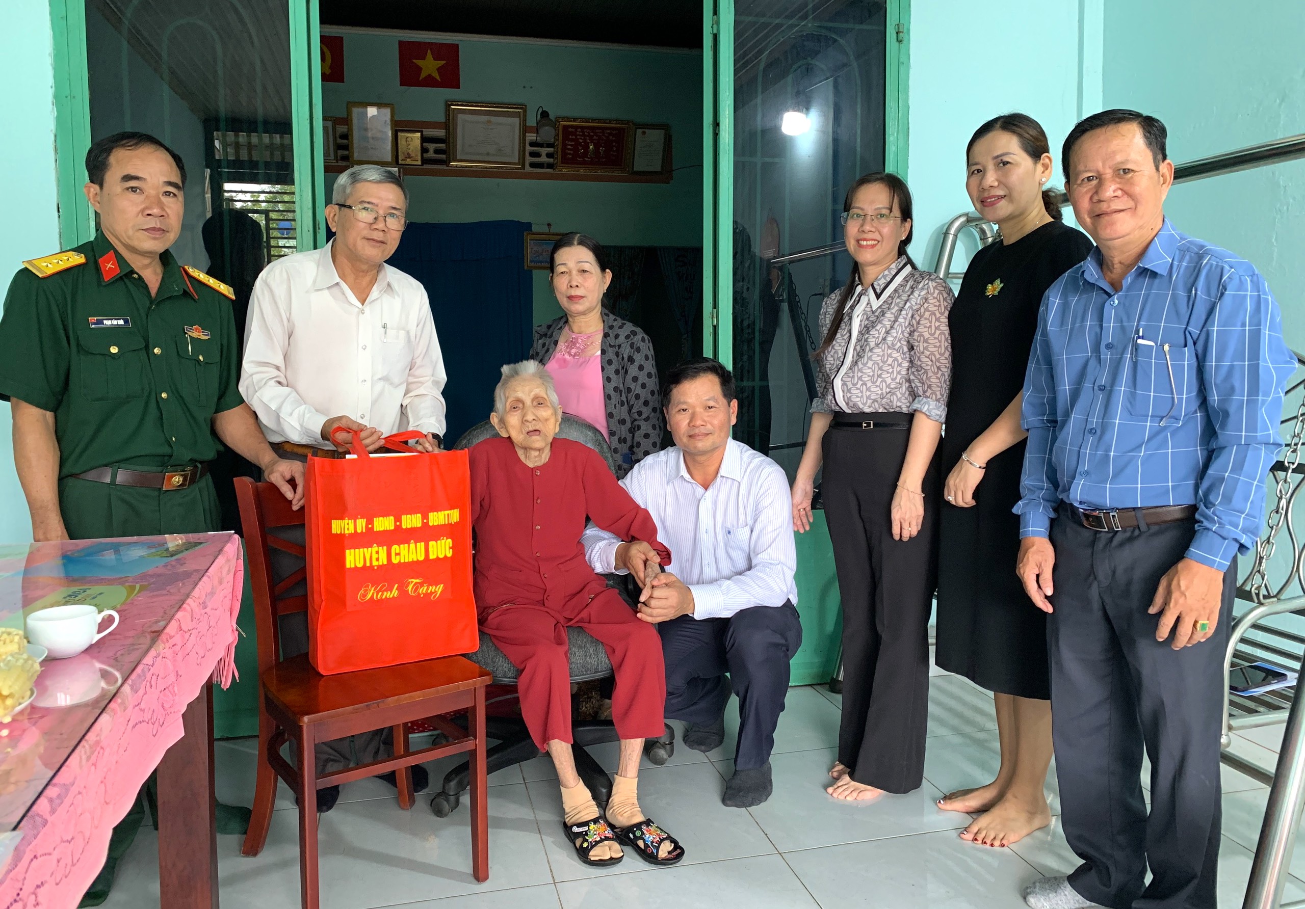 Ông Lê Thanh Liêm,  Phó Bí thư Thường trực Huyện ủy Châu cùng đoàn đến thăm, tặng quà ông Trương Quang Ngọ, Nguyên Chỉ huy trưởng - Ban CHQS huyện Châu Đứcm