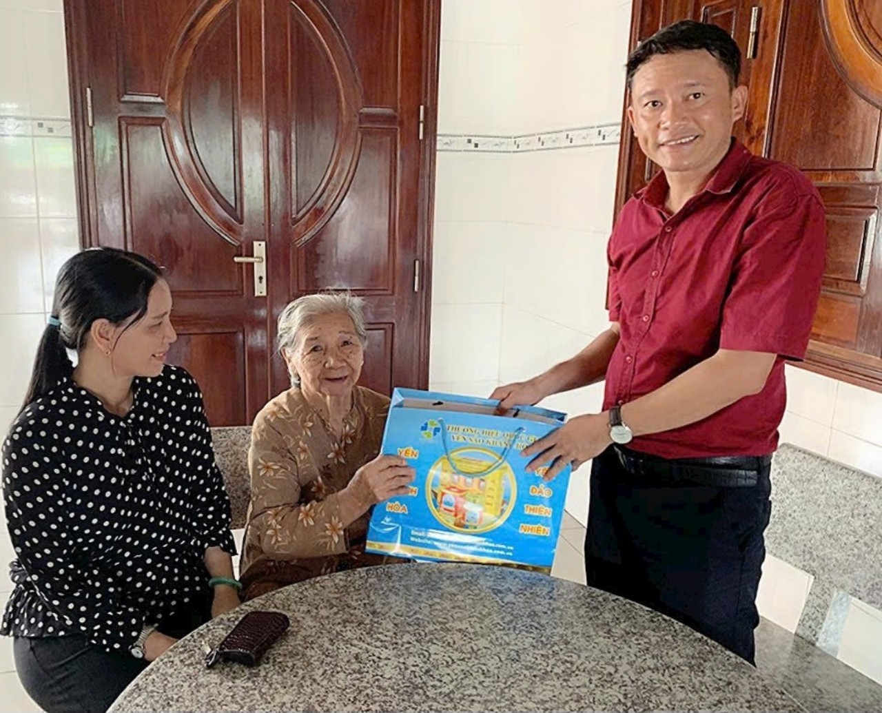 Ông Hoàng Đăng Chinh, Phó Bí thư Thường trực Đảng ủy xã Hòa Long thăm, tặng quà gia đình chính sách.