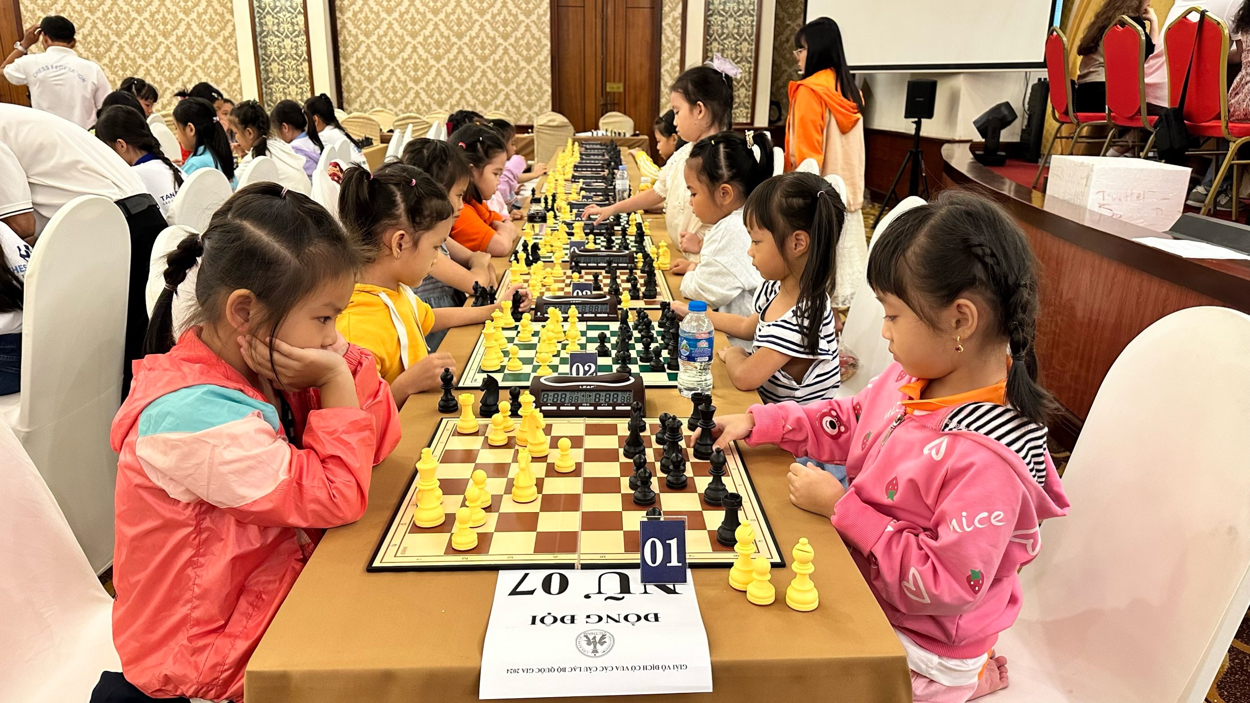 Các VĐV thi đấu sau lễ khai mạc.