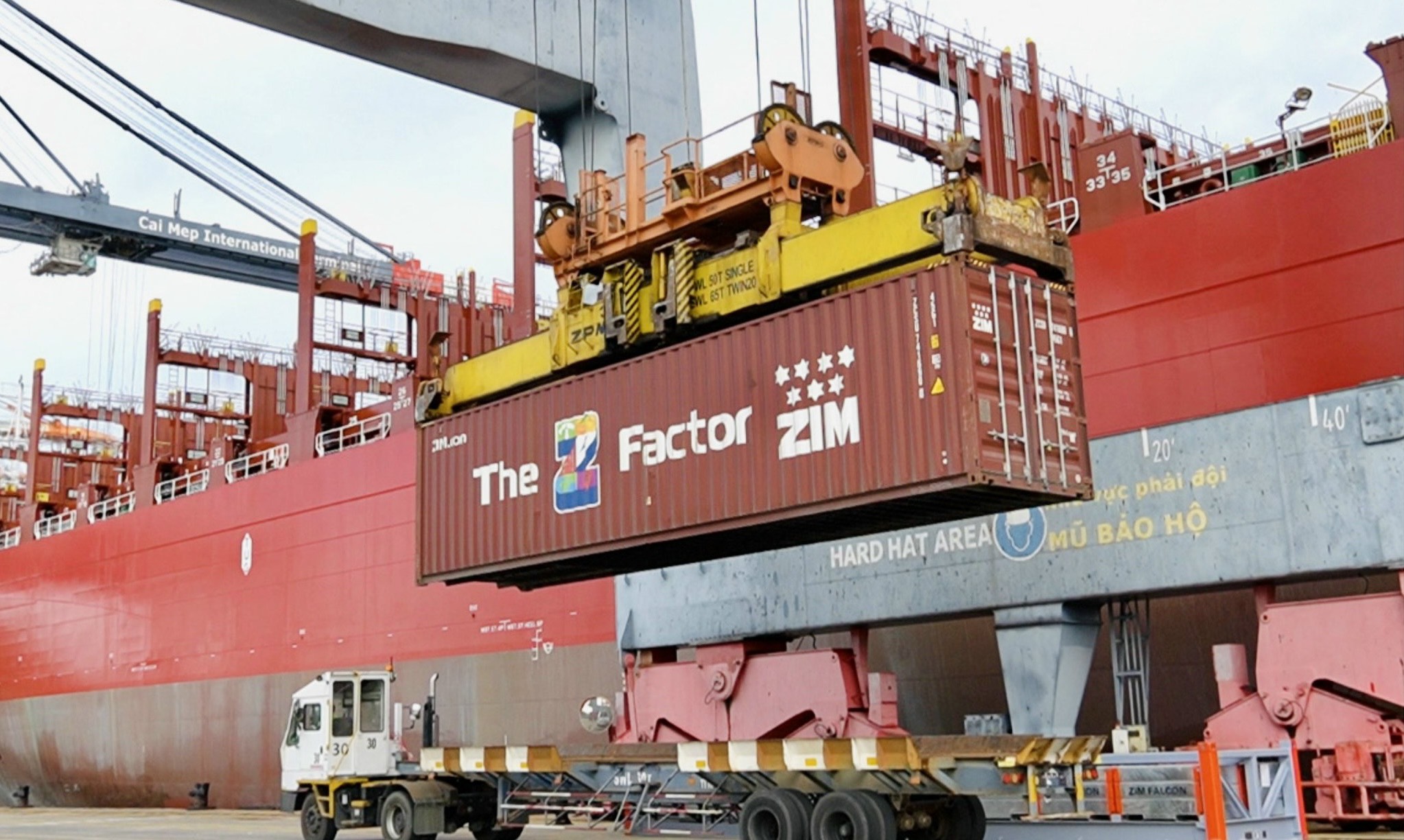 Xếp dỡ hàng container trên tàu  ZIM FALCON.