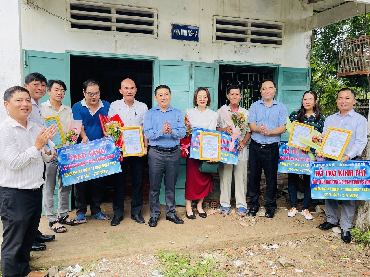 Lãnh đạo huyện Long Điền và các đơn vị trao kinh phí sữa chữa nhà tình nghĩa cho gia đình ông Ngô Văn Thắng.