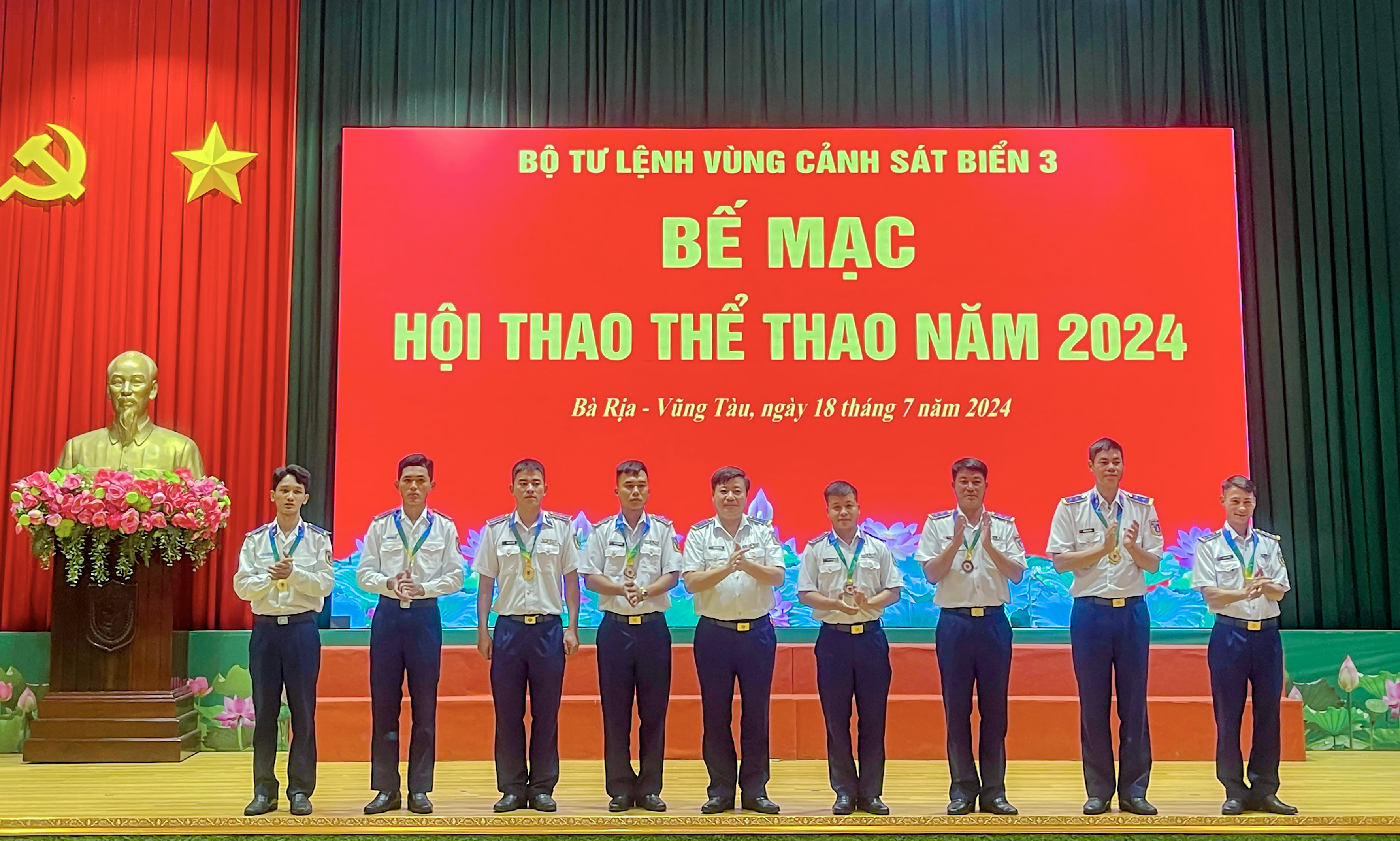 Đại tá Nguyễn Đức Hiếu, Phó Tư lệnh Pháp luật, Bộ Tư lệnh Vùng Cảnh sát biển 3 trao thưởng cho các cá nhân có thành tích xuất sắc trong thi đấu các môn bóng bàn, bơi vũ trang, chiến sĩ khỏe.