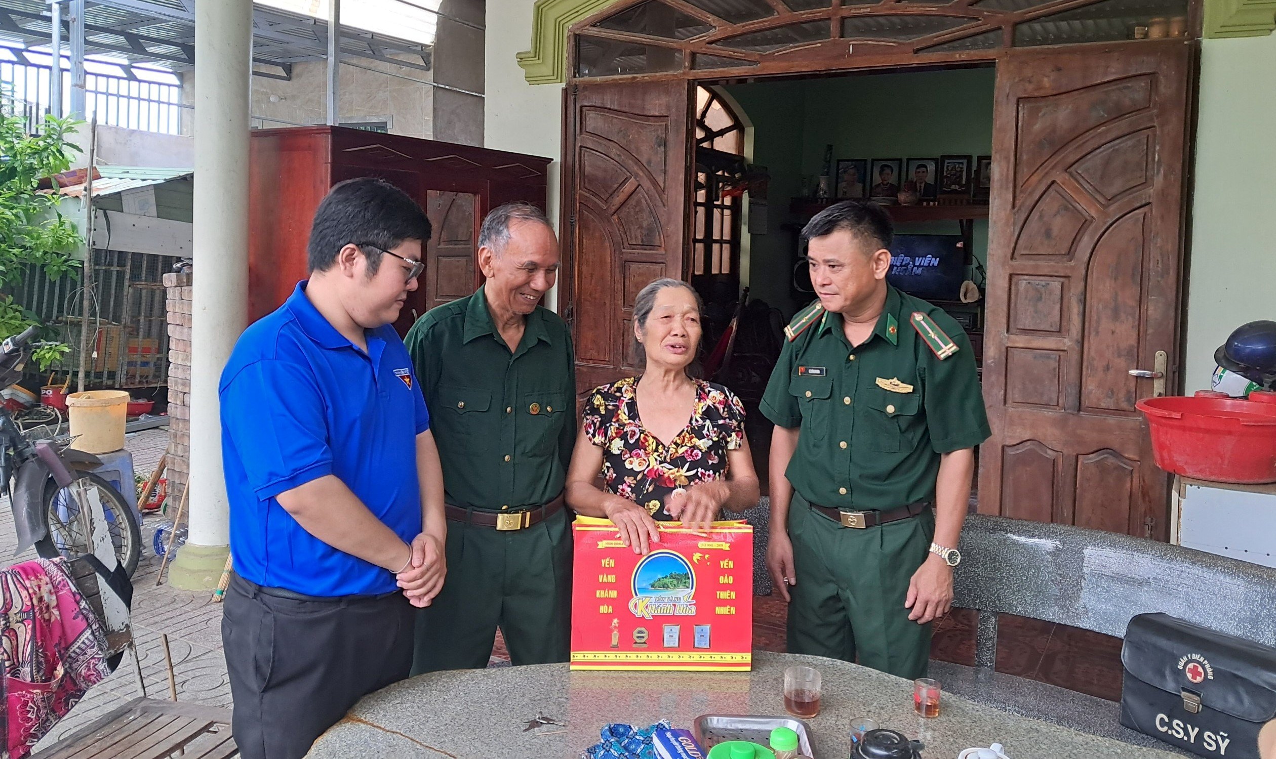 Đồn Biên phòng Phước Tỉnh cùng địa phương đến thăm hỏi, tặng quà cho các cựu Thanh niên xung phong, thương binh, bệnh binh có hoàn cảnh khó khăn trên địa bàn. 