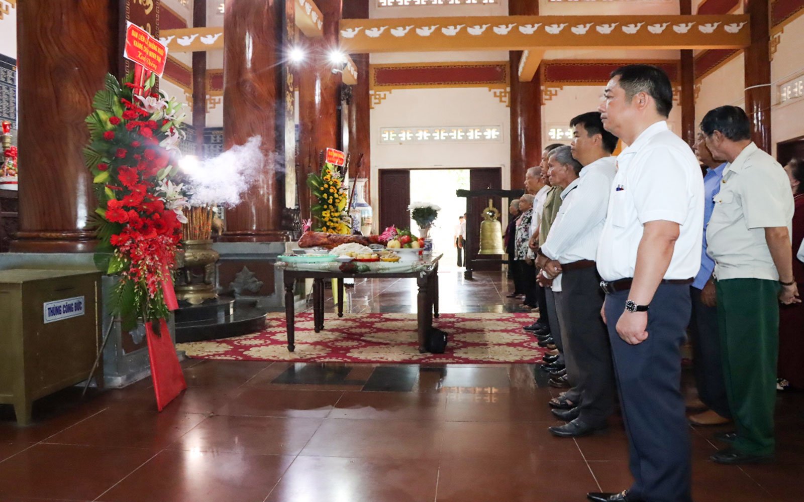 Lão thành cách mạng và lãnh đạo huyện Đất Đỏ dâng hương tưởng niệm các anh hùng liệt sĩ tại Đền liệt sĩ  Minh Đạm.