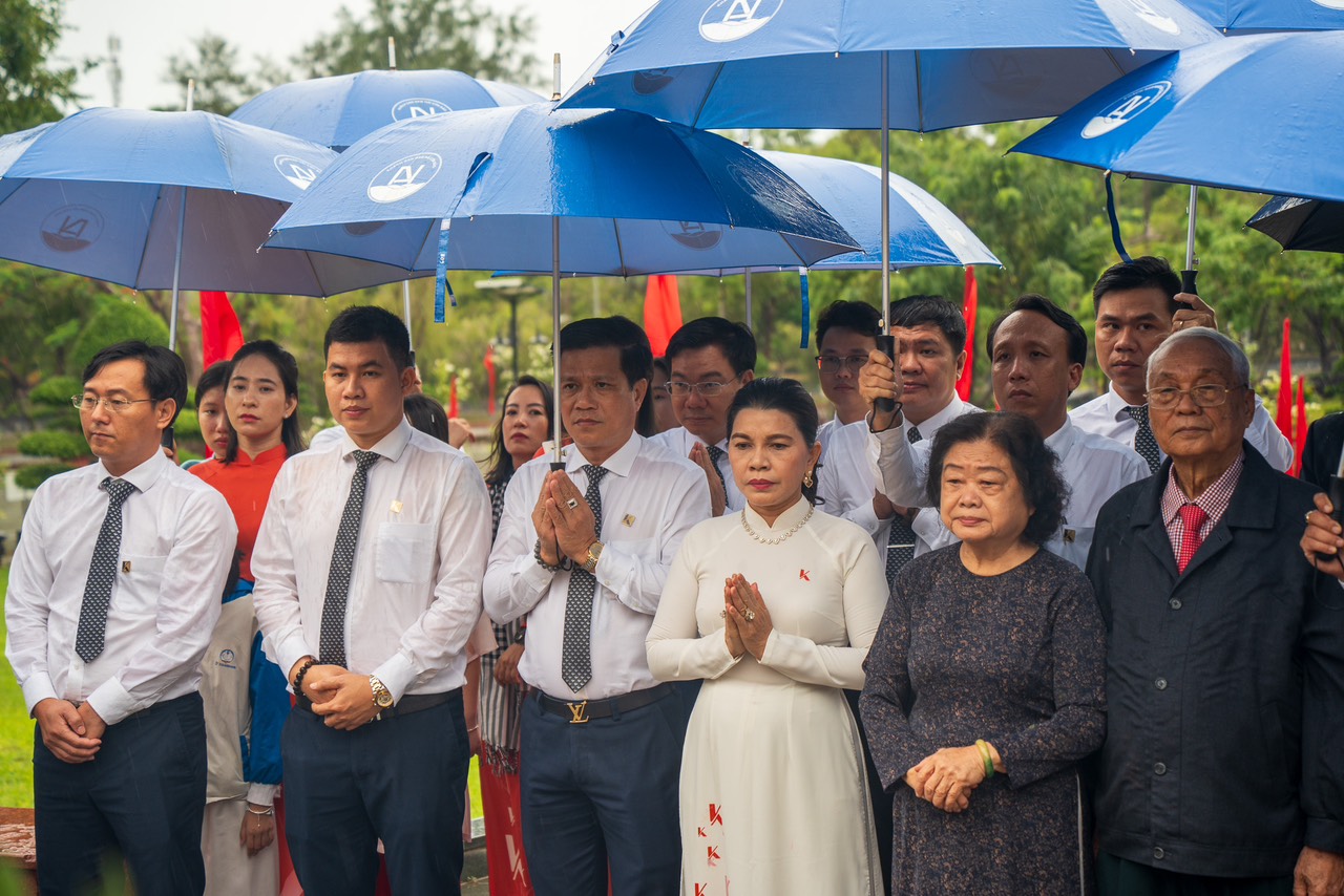 Bà Trương Mỹ Hoa, nguyên Phó Chủ tịch nước, Chủ tịch Quỹ Học bổng Vừ A Dính, Chủ nhiệm CLB “Vì Hoàng Sa - Trường Sa thân yêu”; bà Đặng Thị Kim Oanh, Chủ tịch HĐQT, TGĐ Tập đoàn Kim Oanh, Chủ tịch HĐQL Quỹ Khởi sự từ tâm cùng các đại biểu viếng Nghĩa trang Hàng Dương.