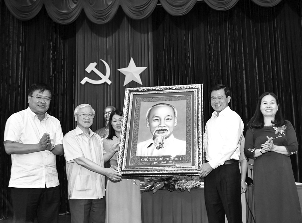 Tổng Bí thư Nguyễn Phú Trọng tặng chân dung Chủ tịch Hồ Chí Minh cho Ban Chấp hành Đảng bộ tỉnh Bà Rịa - Vũng Tàu.
